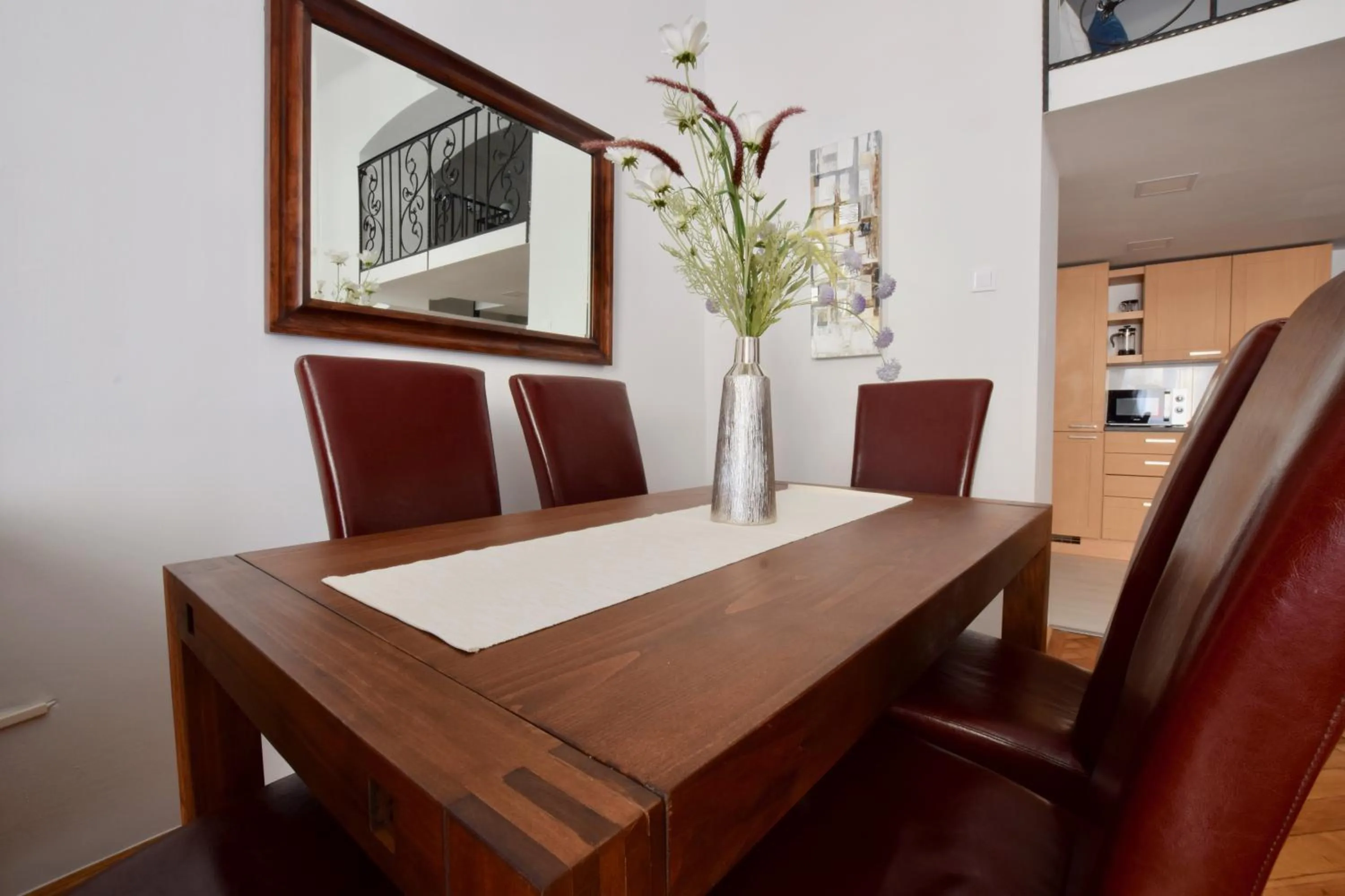 Dining area in Luxury Apartment by Hi5 - Havas Street