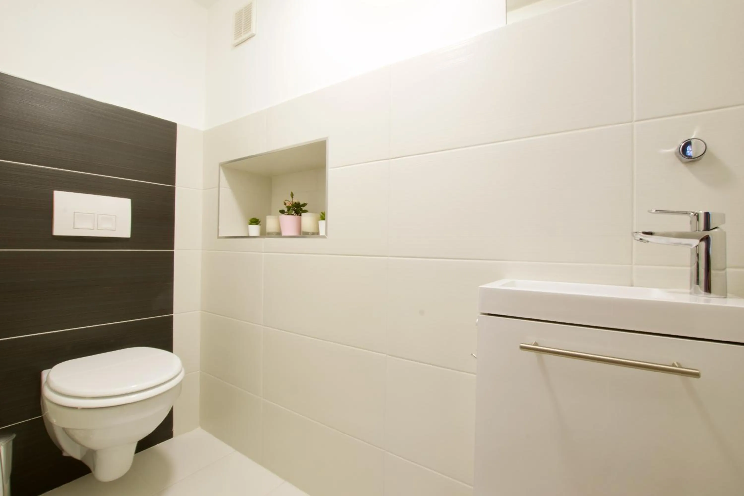 Toilet in Luxury Apartment by Hi5 - Havas Street