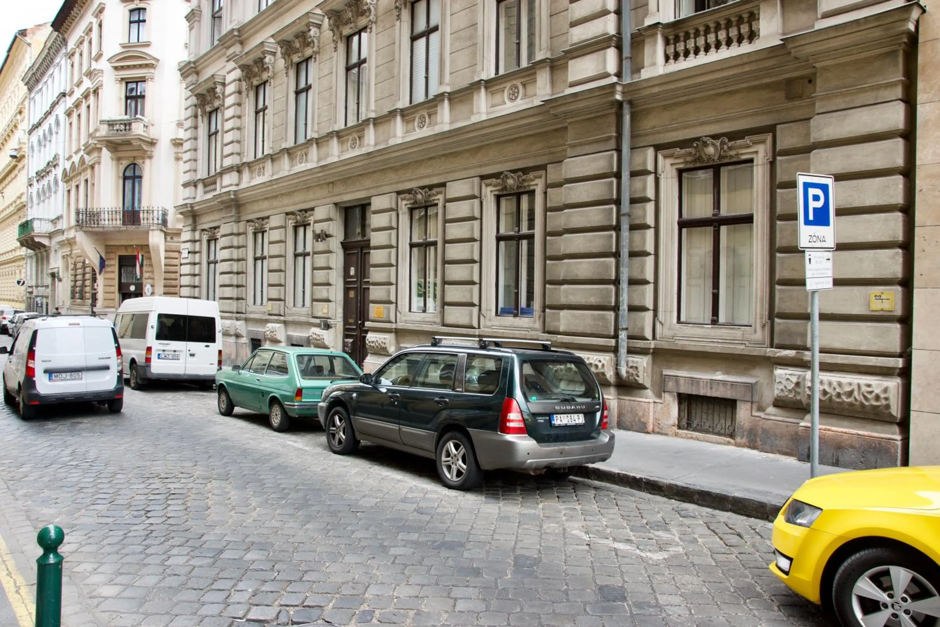 Street view in Luxury Apartment by Hi5 - Havas Street