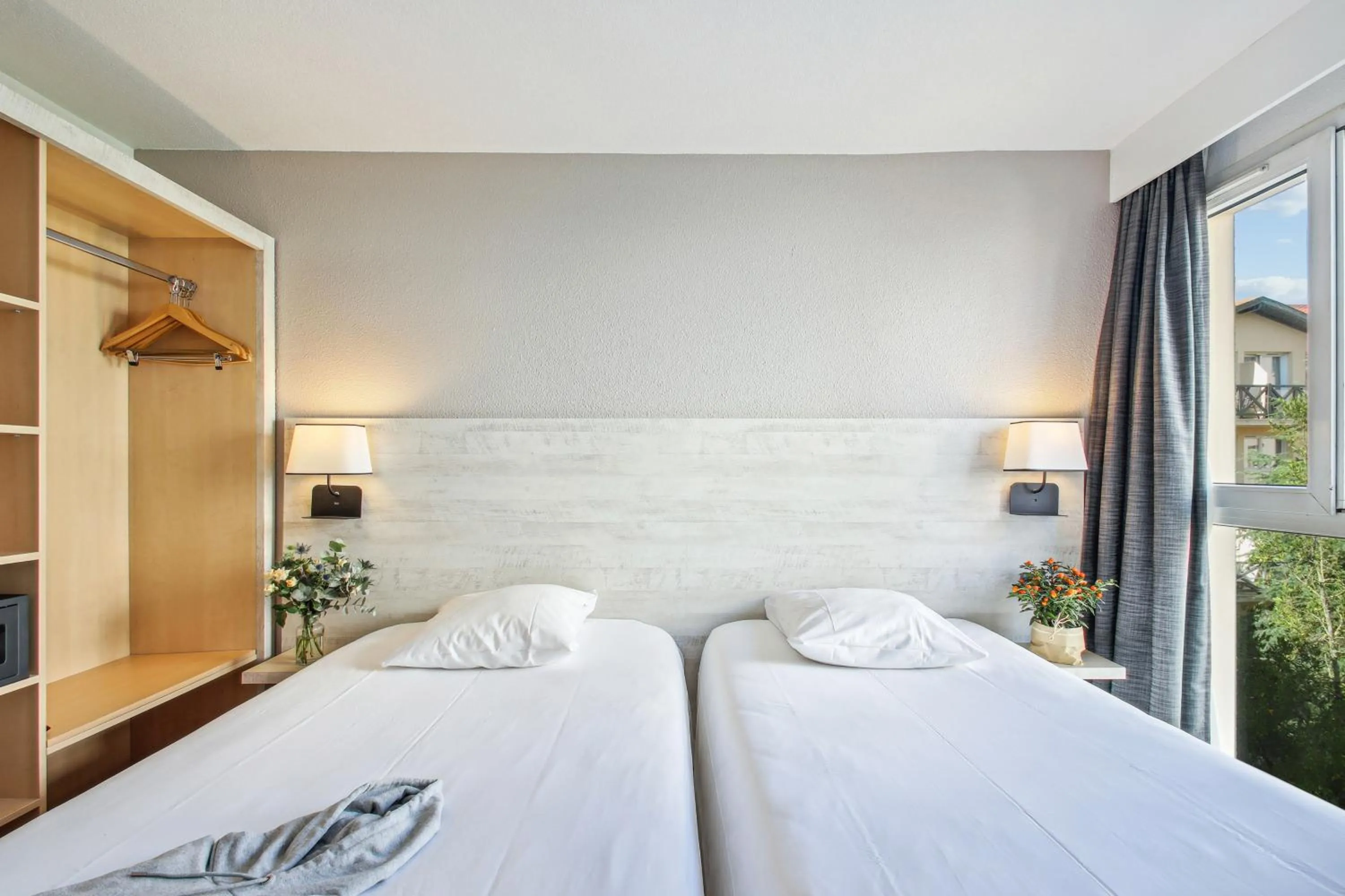 Bed in Hôtel AKENA Biarritz - Grande plage