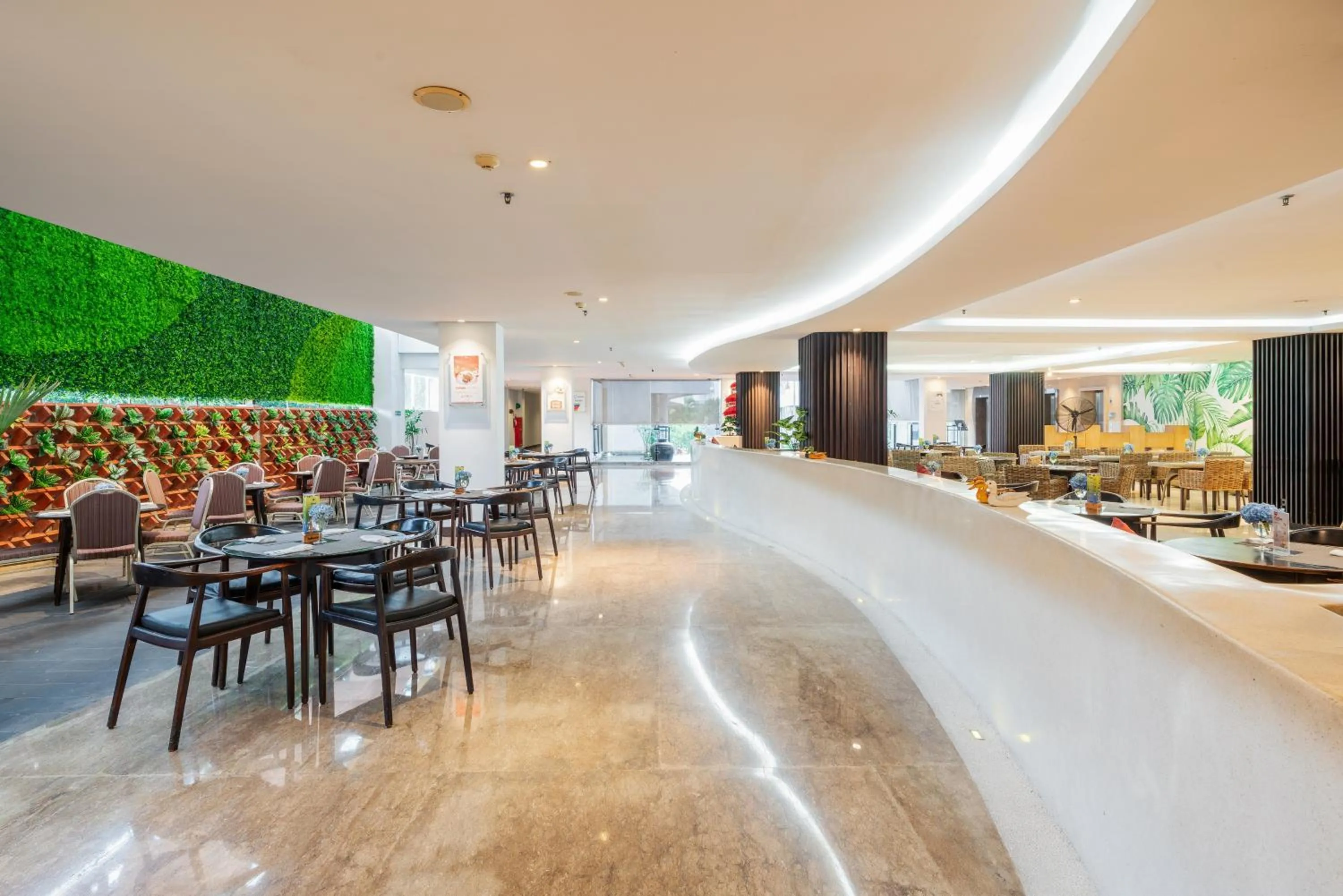 Restaurant/places to eat in b Hotel Bali & Spa