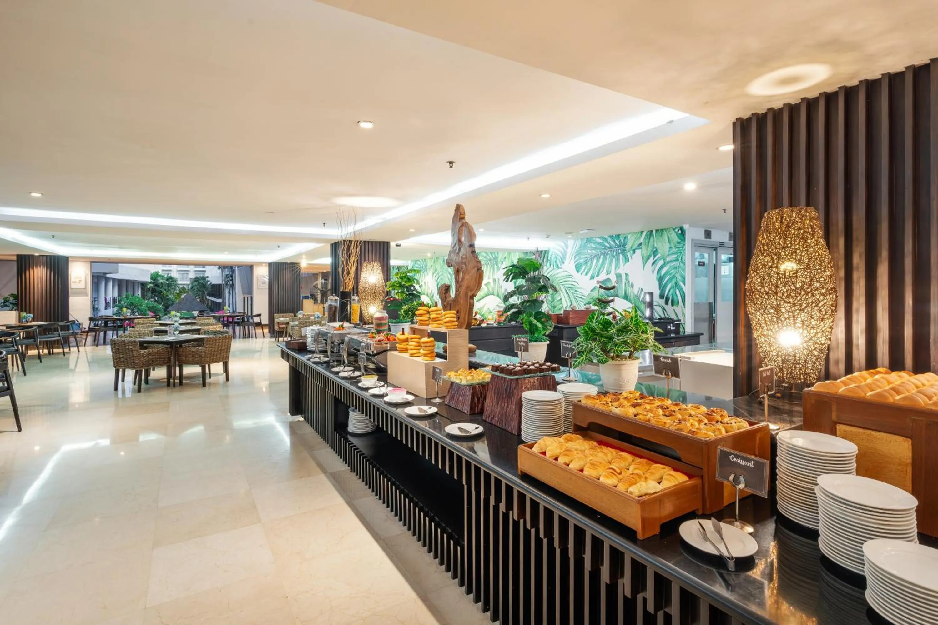 Restaurant/places to eat in b Hotel Bali & Spa