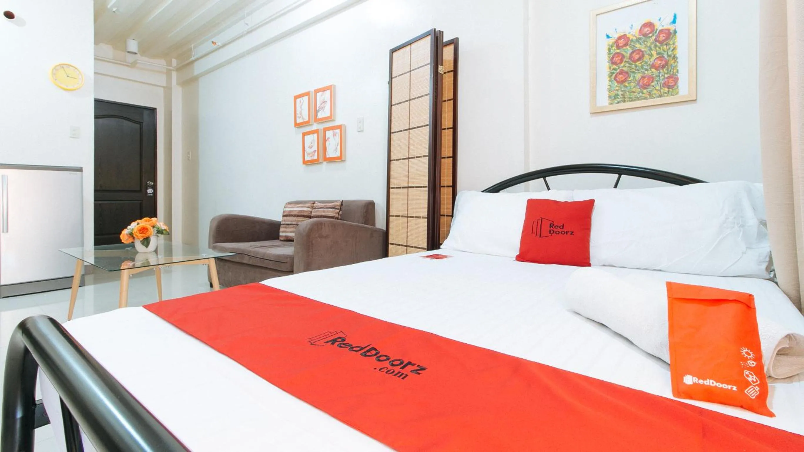 Photo of the whole room, Bed in RedDoorz at Kassel Residences Parañaque