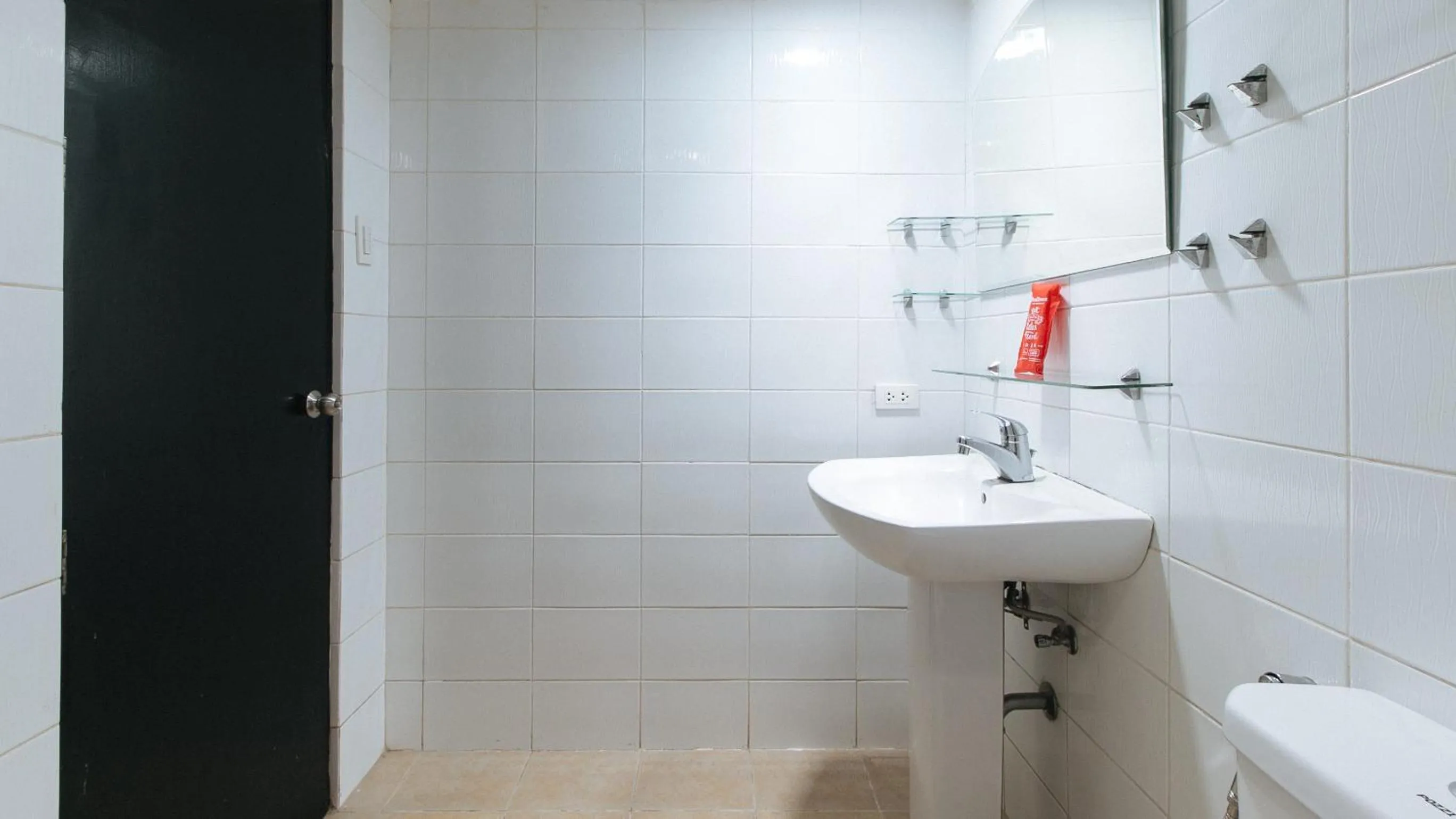 Bathroom in RedDoorz at Kassel Residences Parañaque