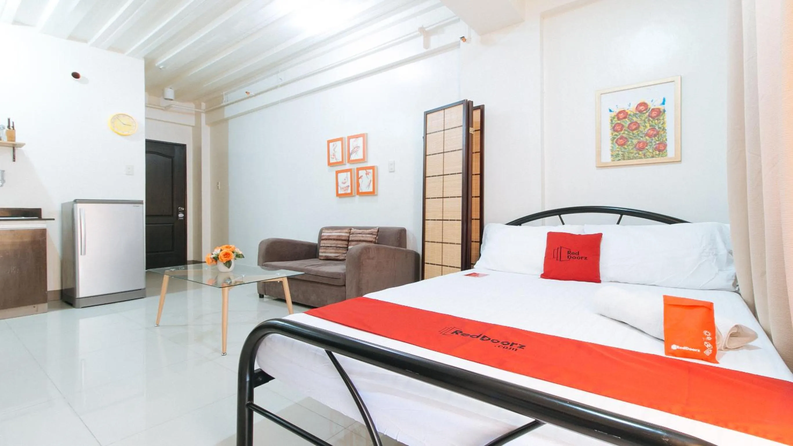 Photo of the whole room, Bed in RedDoorz at Kassel Residences Parañaque