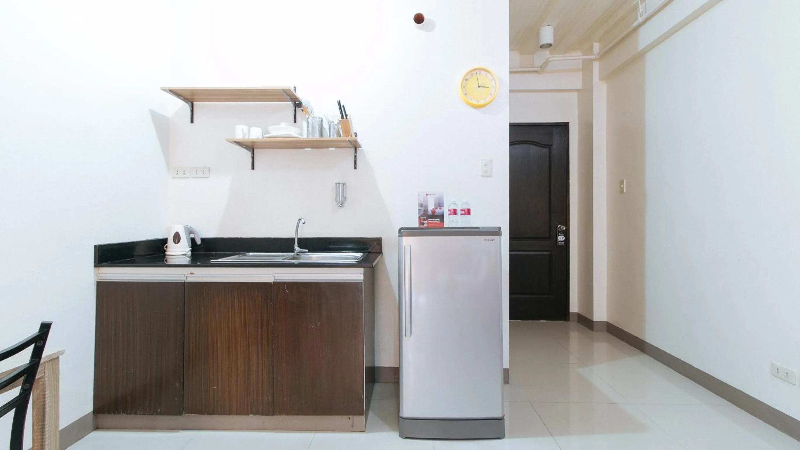 Kitchen or kitchenette in RedDoorz at Kassel Residences Parañaque