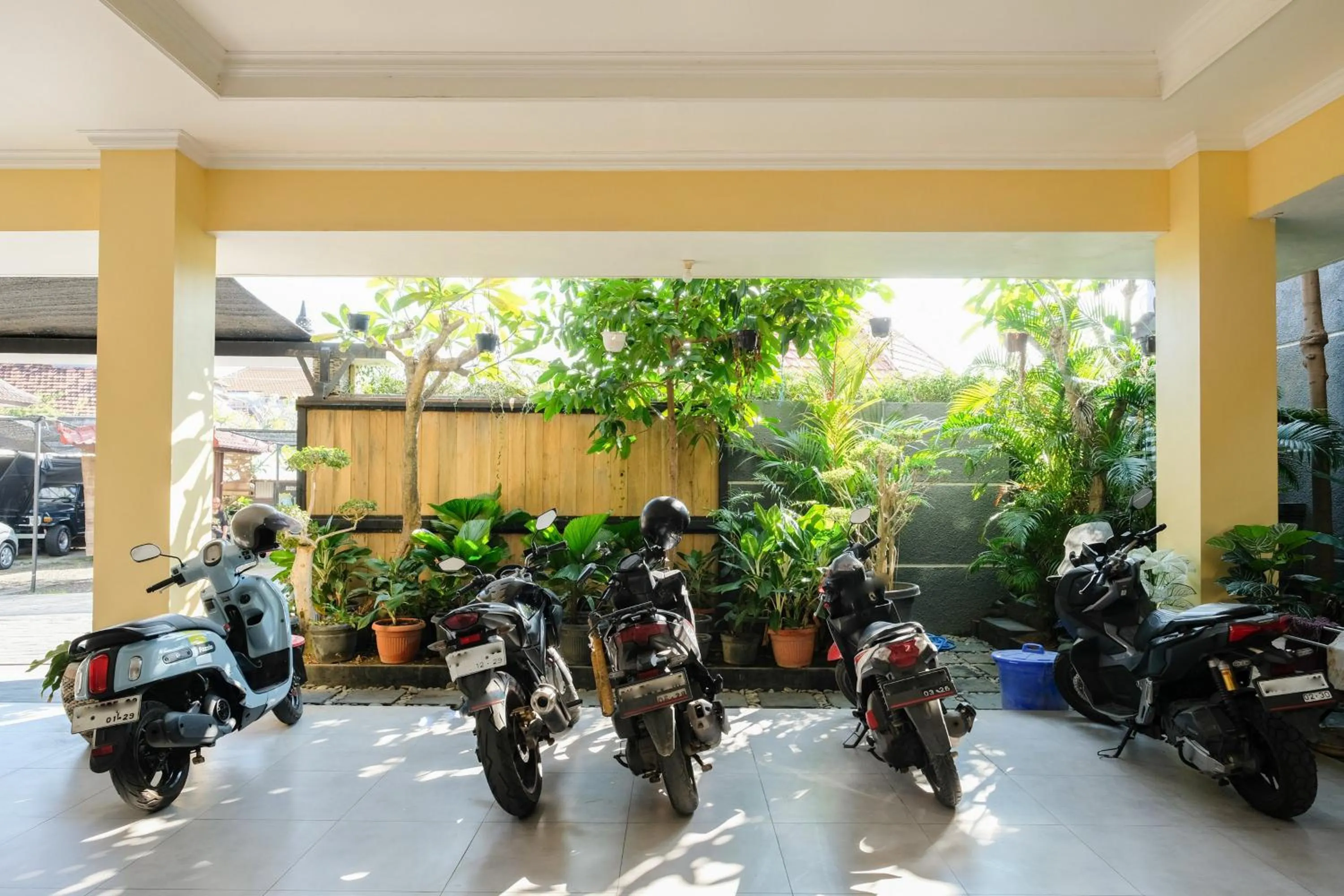 Parking in RedDoorz @ Kerta Dalem Sidakarya