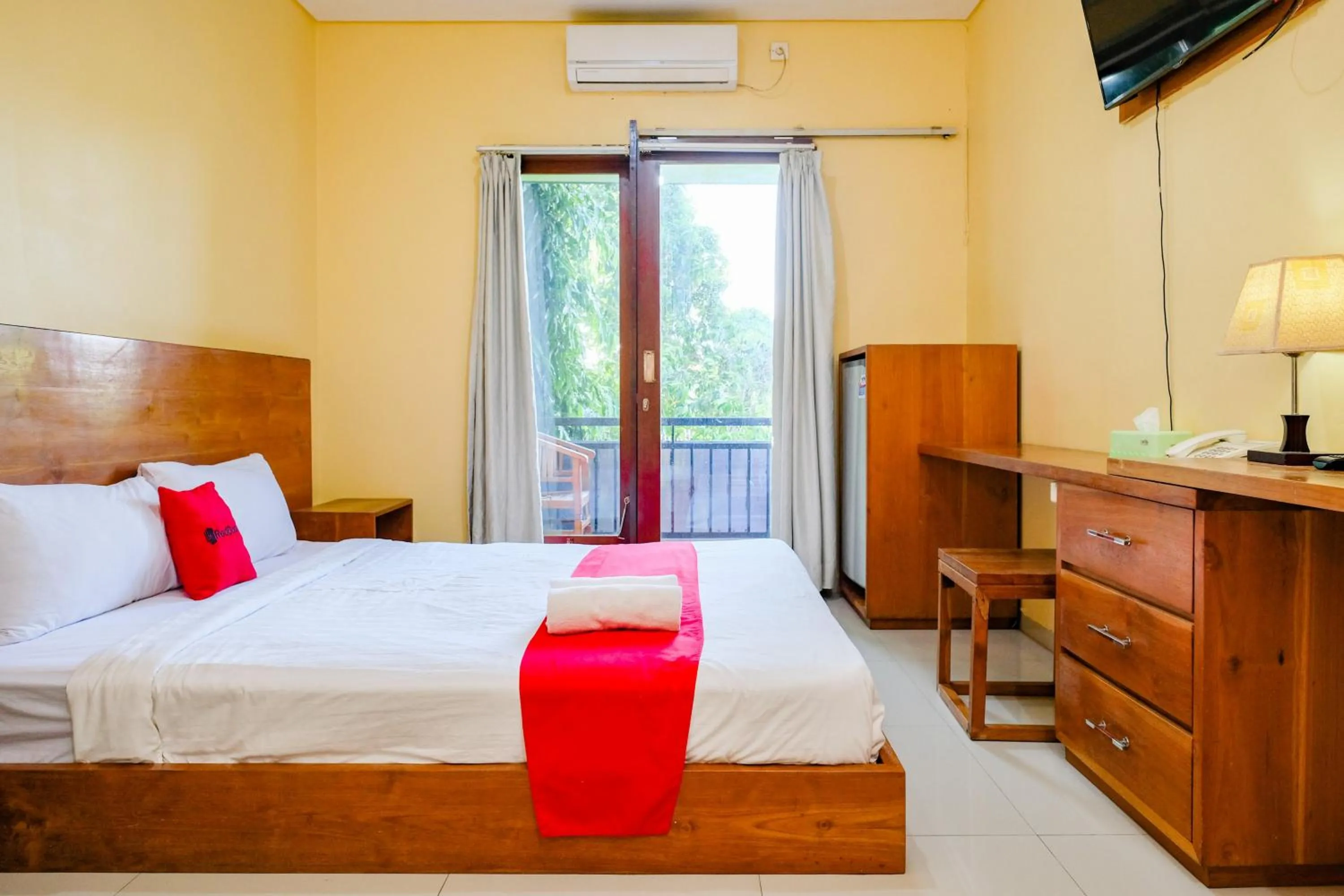 Bedroom, Bed in RedDoorz @ Kerta Dalem Sidakarya