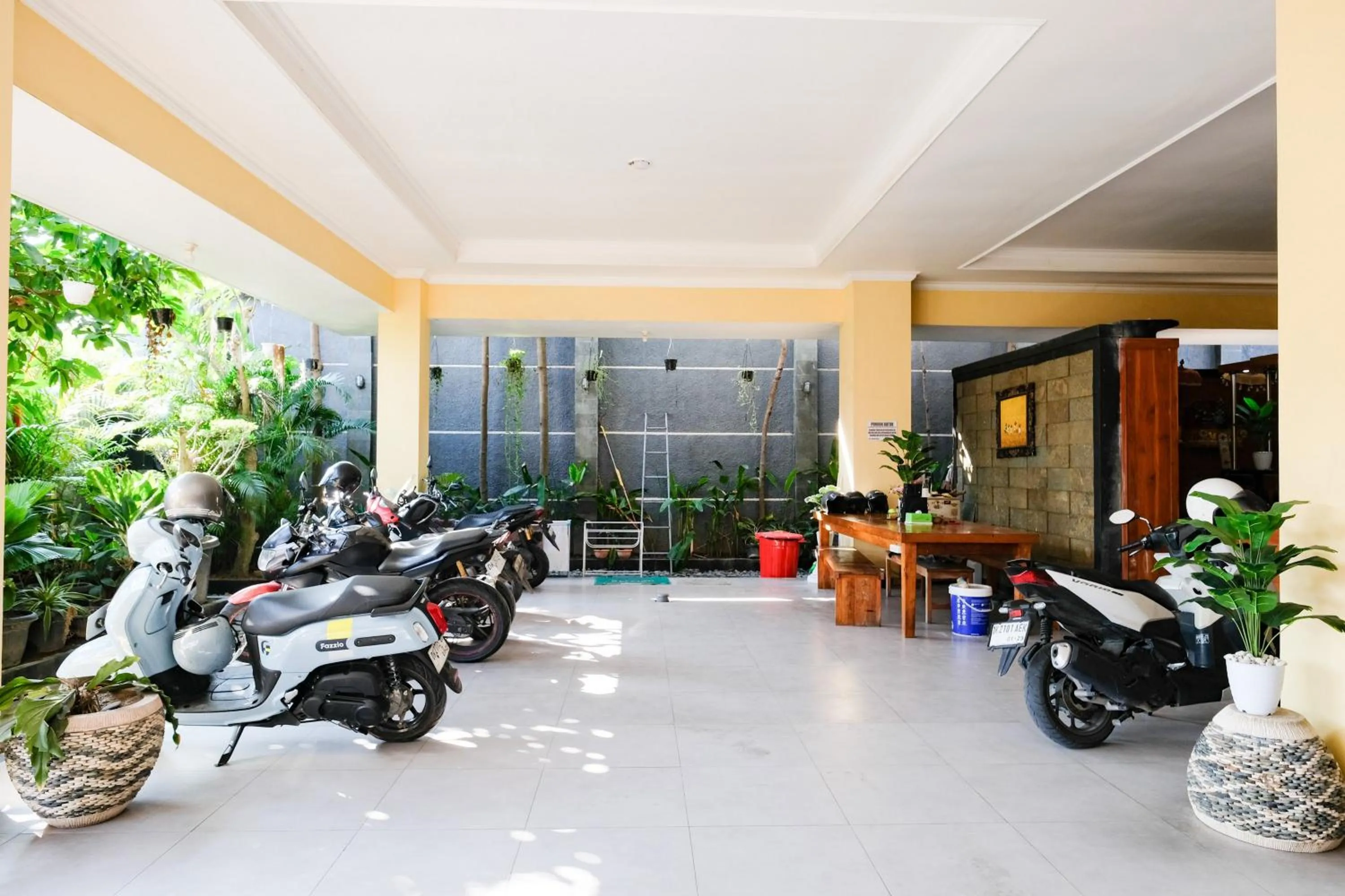 Parking in RedDoorz @ Kerta Dalem Sidakarya