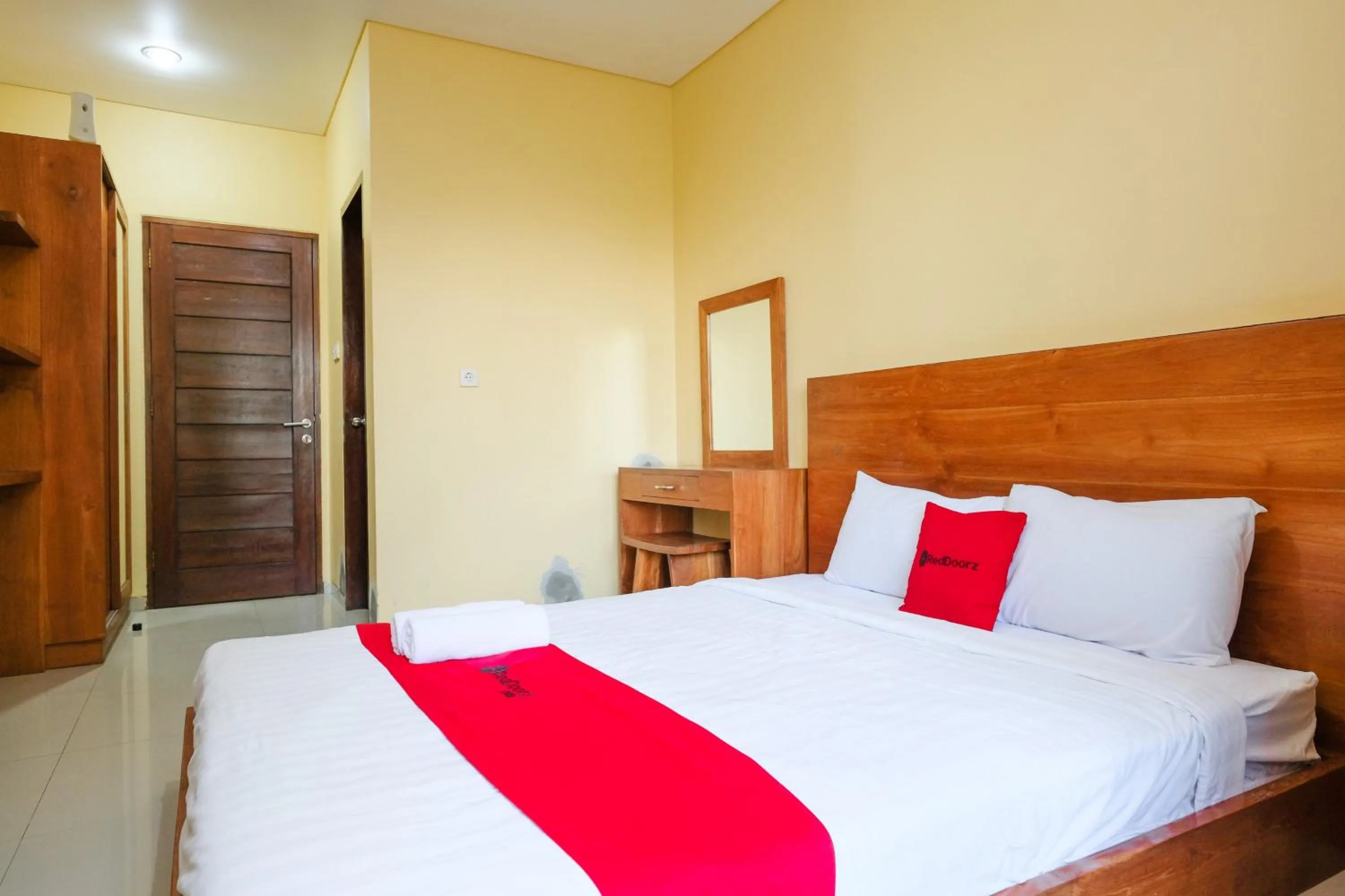 Bedroom, Bed in RedDoorz @ Kerta Dalem Sidakarya