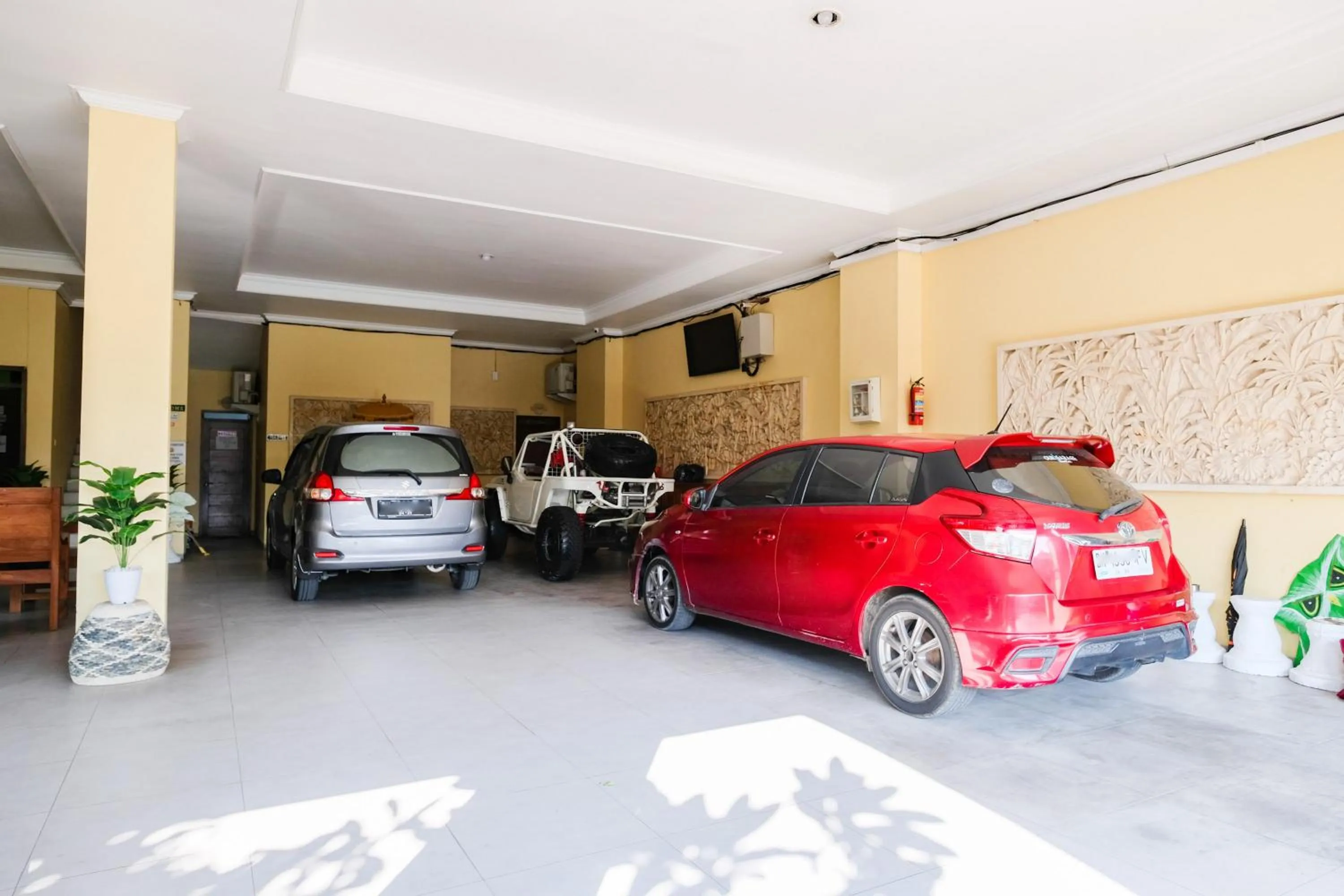 Parking in RedDoorz @ Kerta Dalem Sidakarya