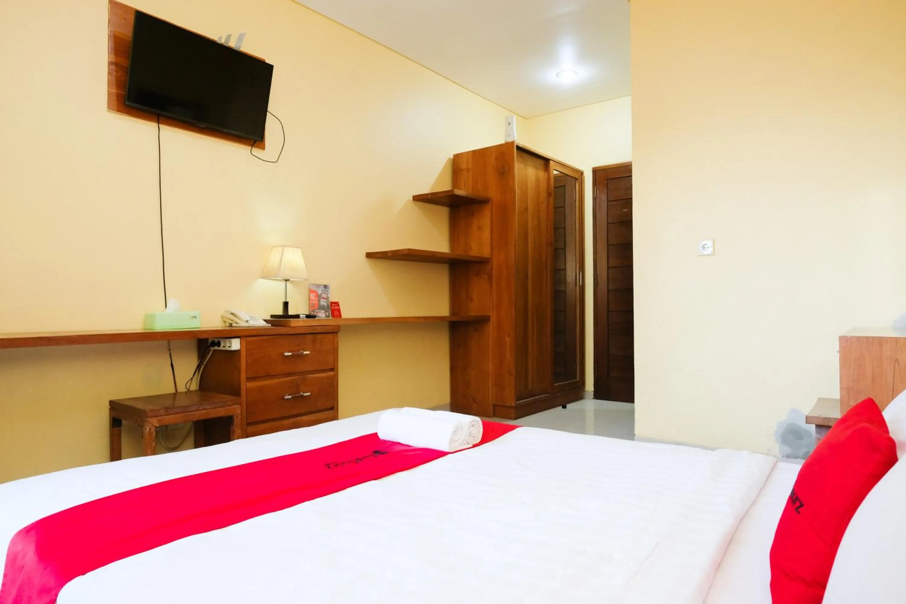 Bedroom, Bed in RedDoorz @ Kerta Dalem Sidakarya