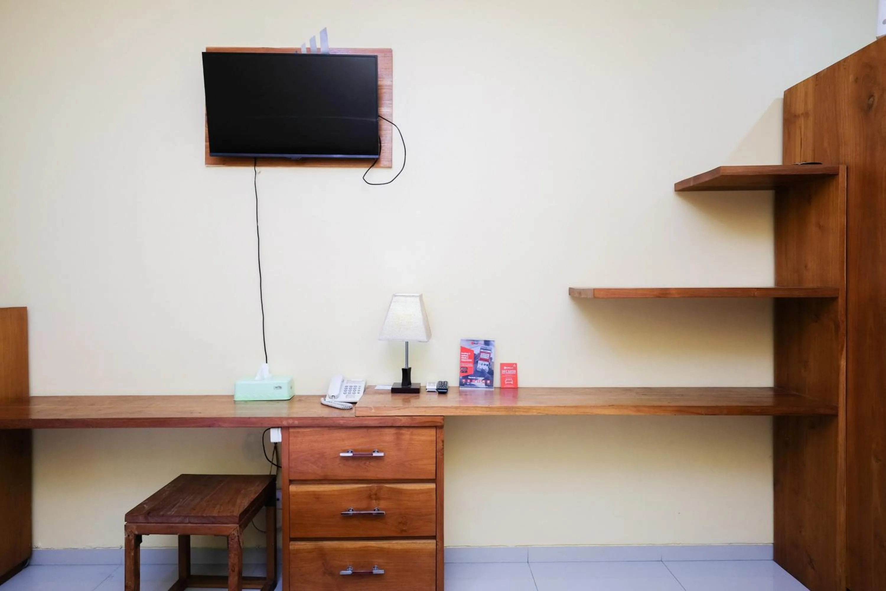 TV and multimedia in RedDoorz @ Kerta Dalem Sidakarya