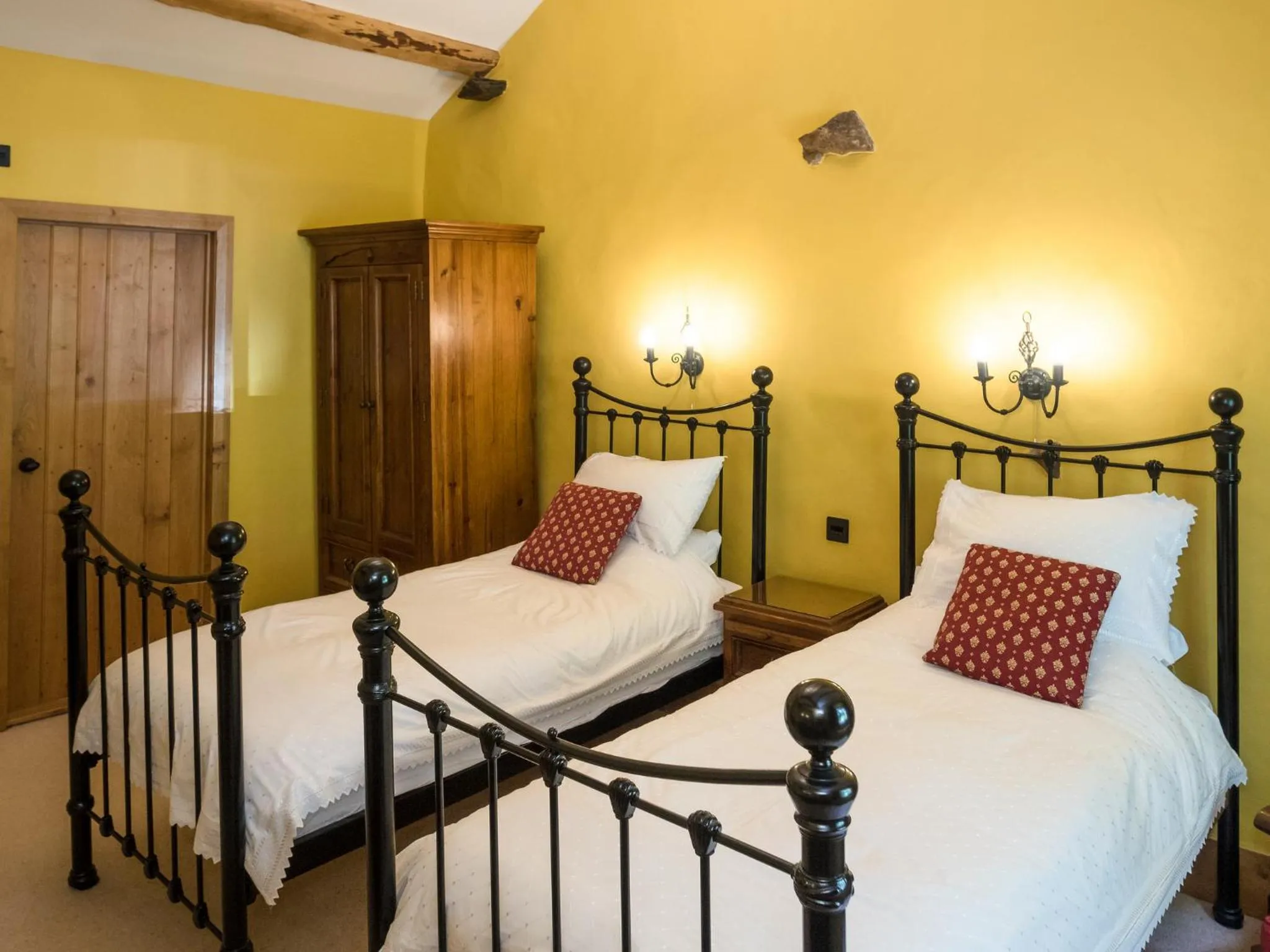 Bedroom, Bed in The Wayside and Whisky Barn