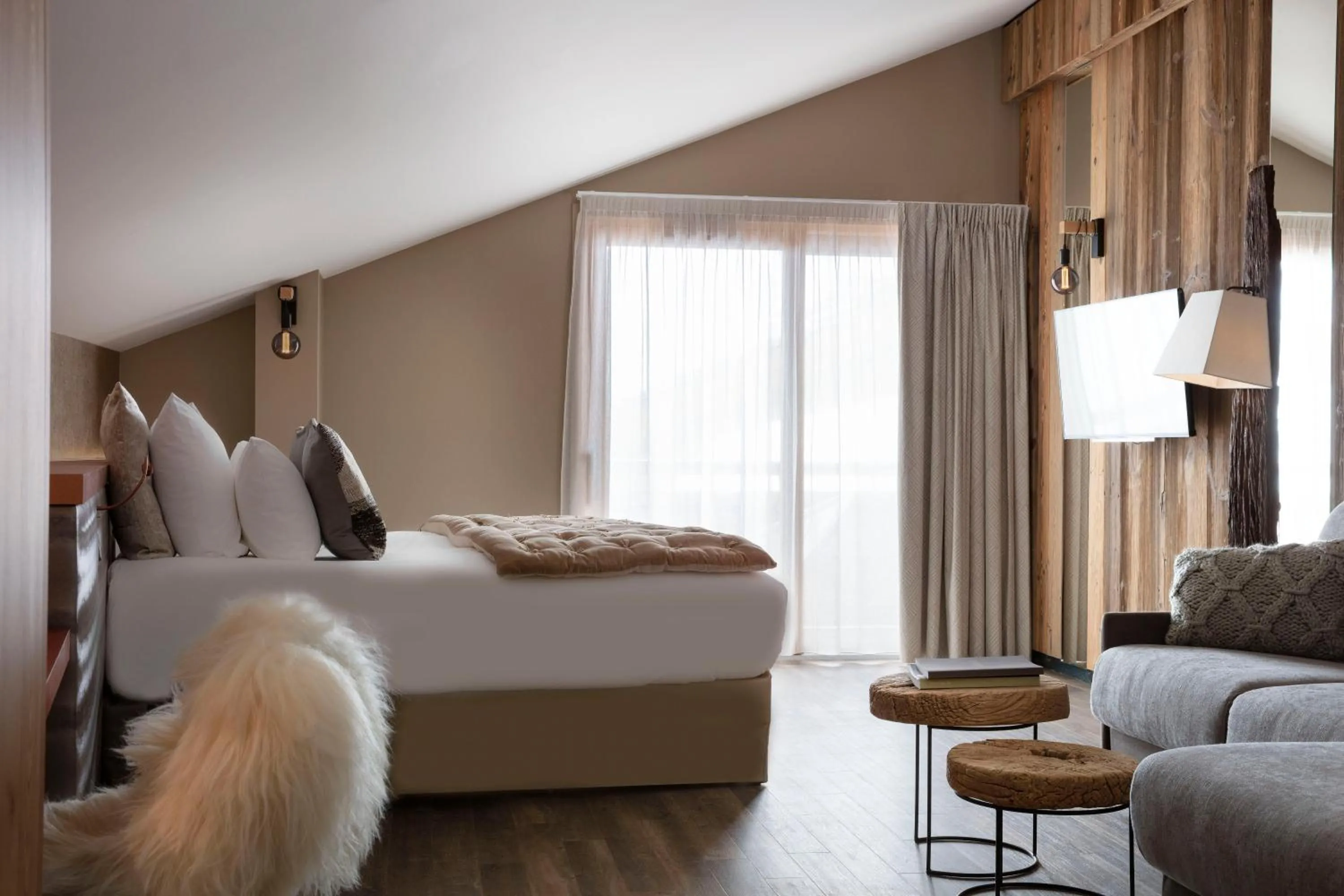 Photo of the whole room, Bed in Grandes Rousses Hotel & Spa