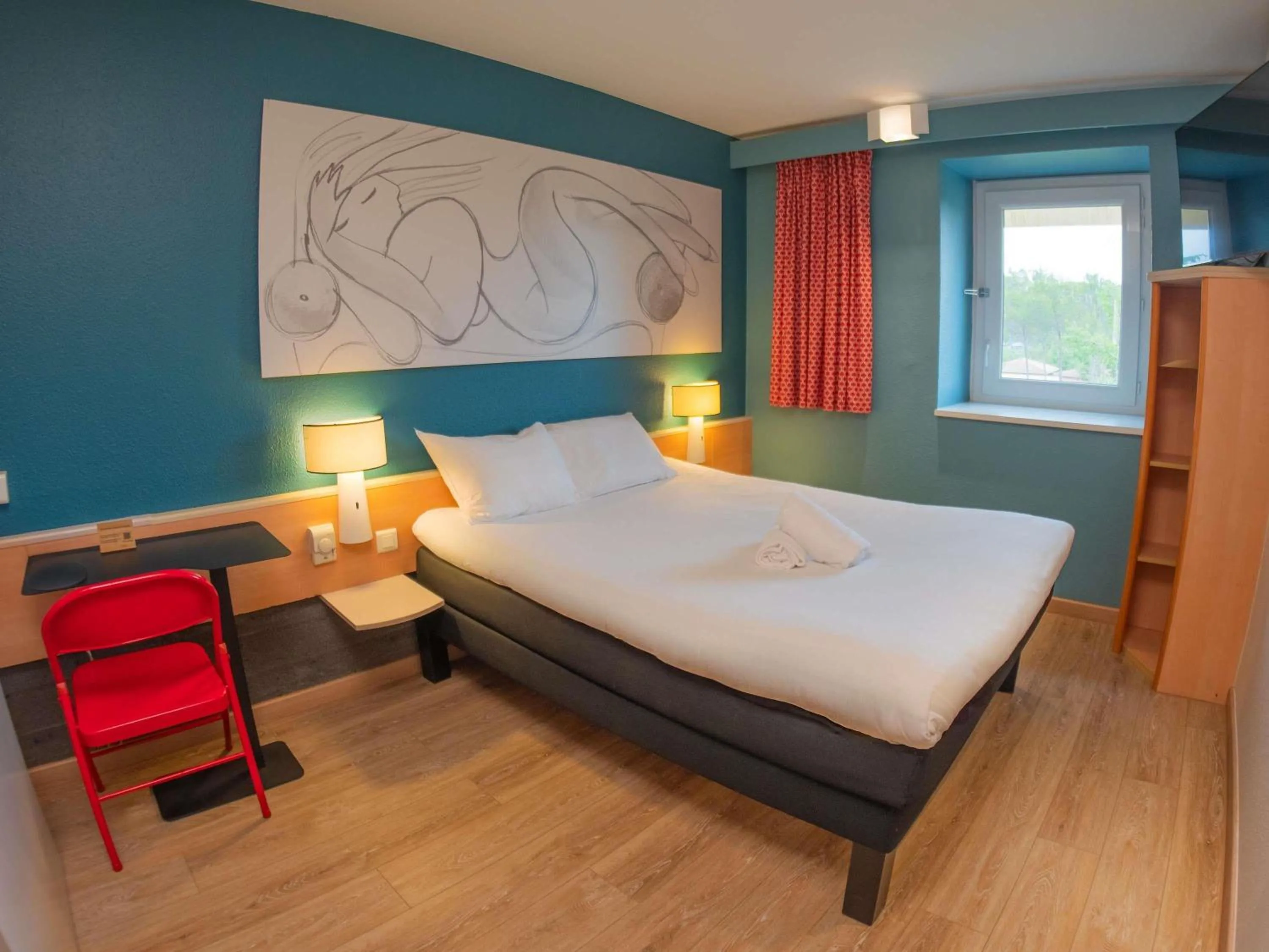 Bedroom, Bed in ibis Antibes Sophia-Antipolis