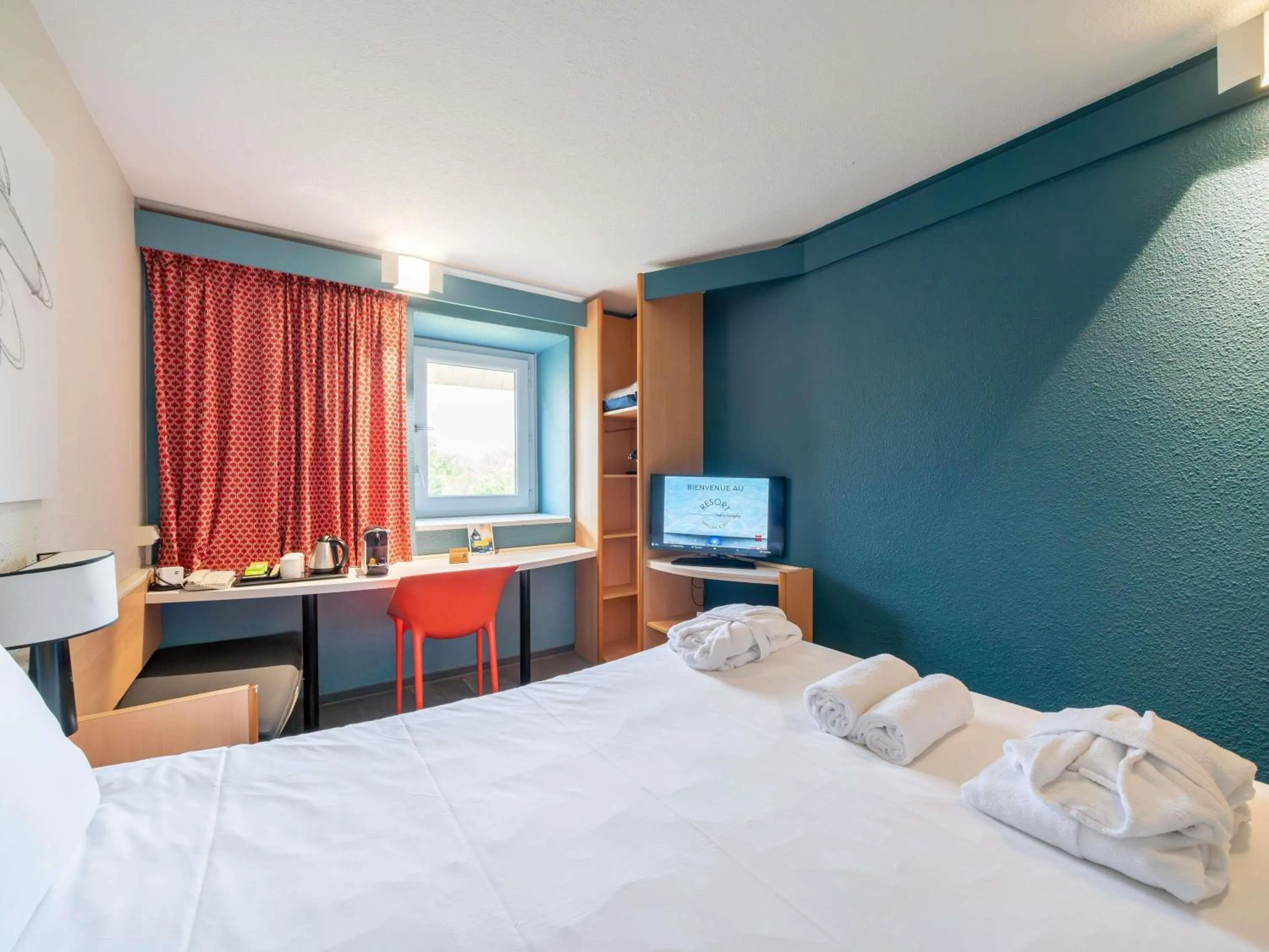 Bedroom, Bed in ibis Antibes Sophia-Antipolis