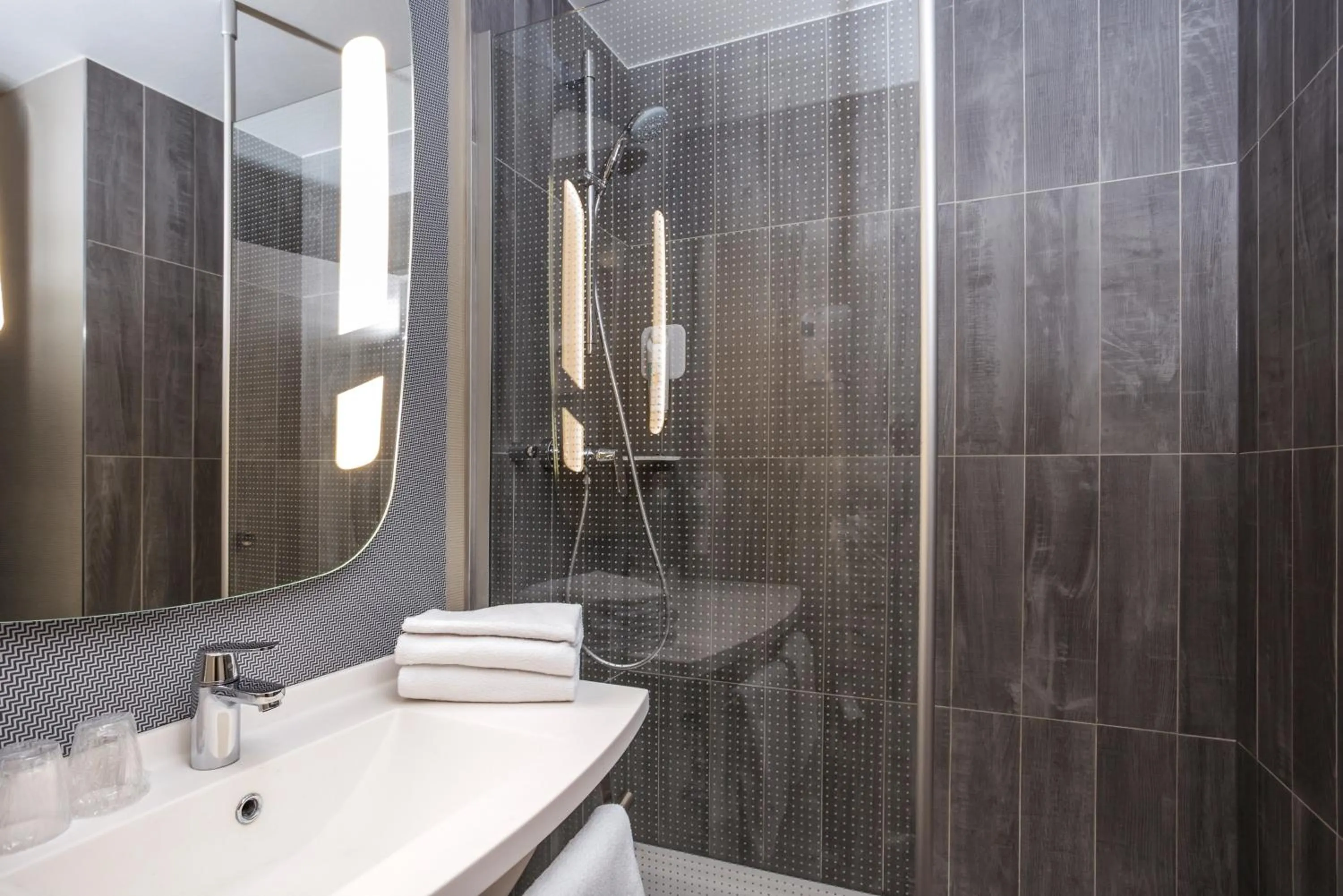 Bathroom in ibis Antibes Sophia-Antipolis