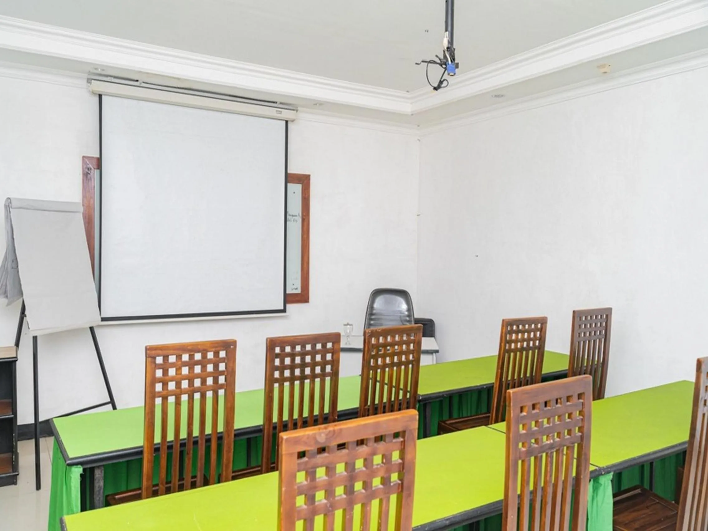 Meeting/conference room in RedDoorz Plus @ Cibogo Puncak 3