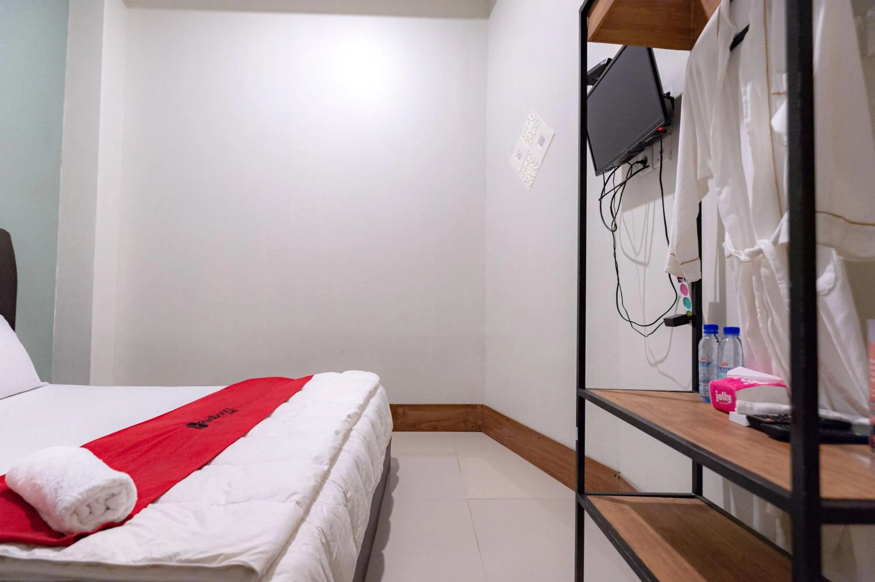 Bedroom, Bed in RedDoorz near Hang Nadim Batam Airport