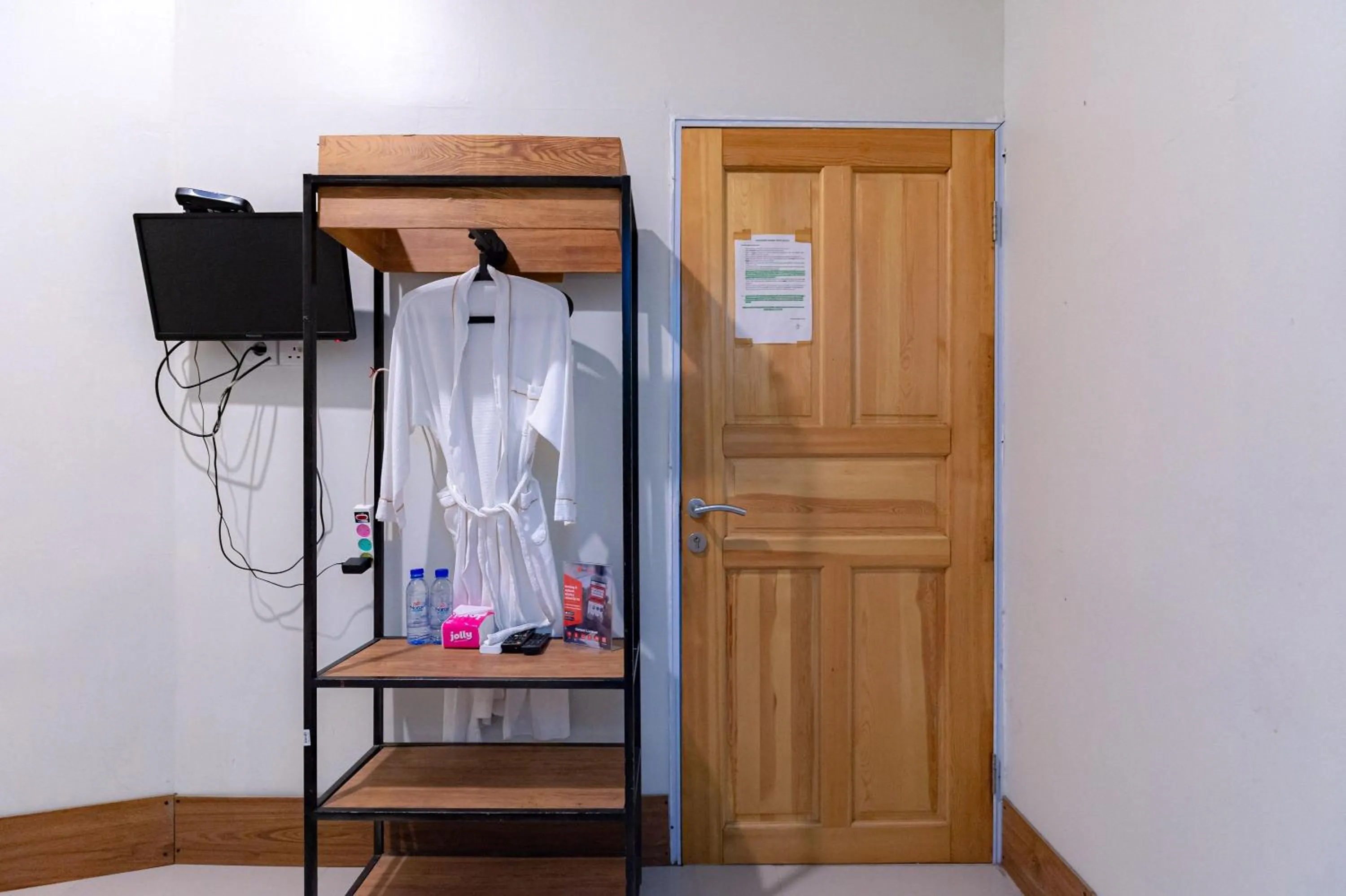 wardrobe in RedDoorz near Hang Nadim Batam Airport