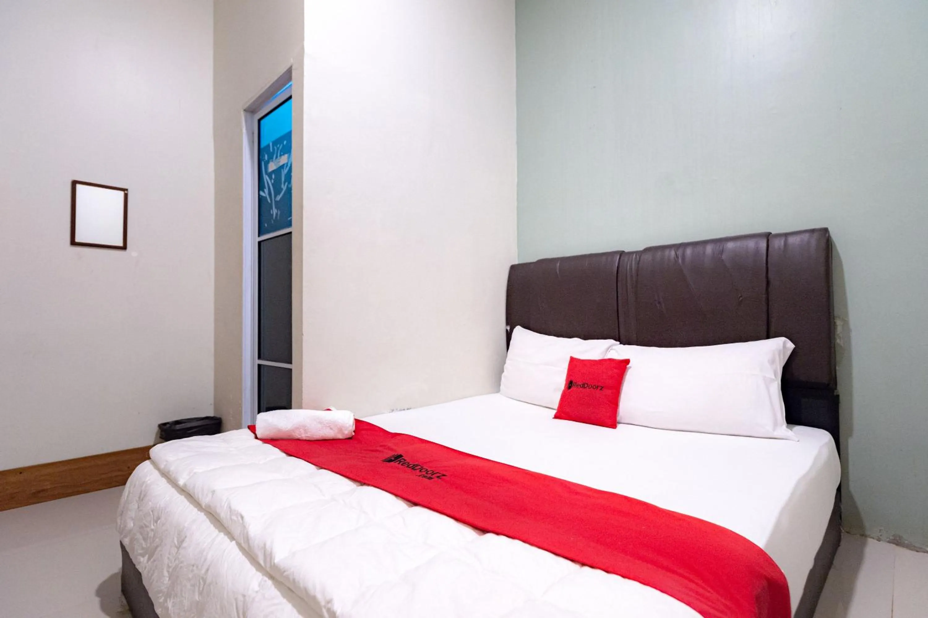 Bedroom, Bed in RedDoorz near Hang Nadim Batam Airport