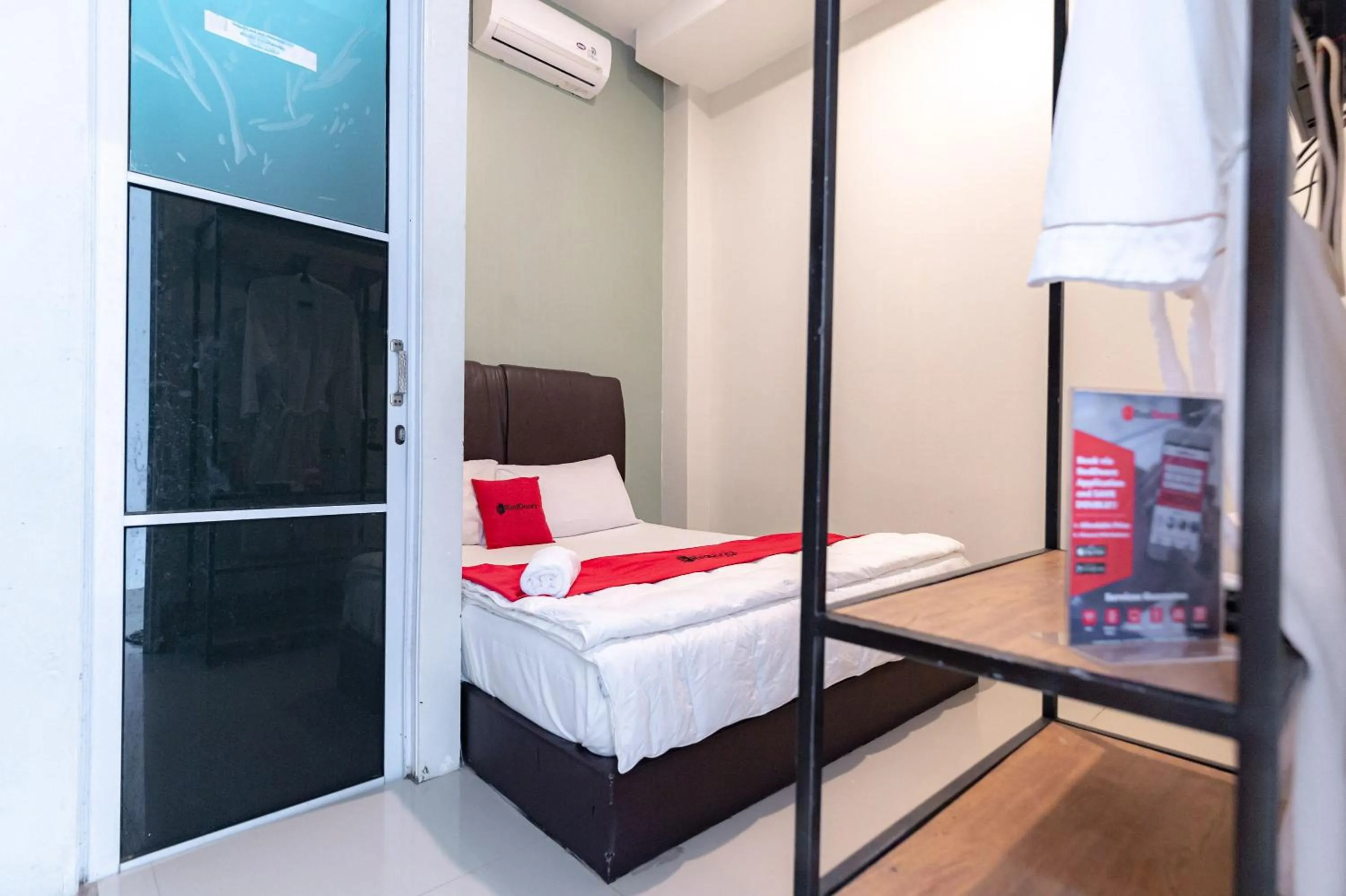 Bedroom, Bed in RedDoorz near Hang Nadim Batam Airport