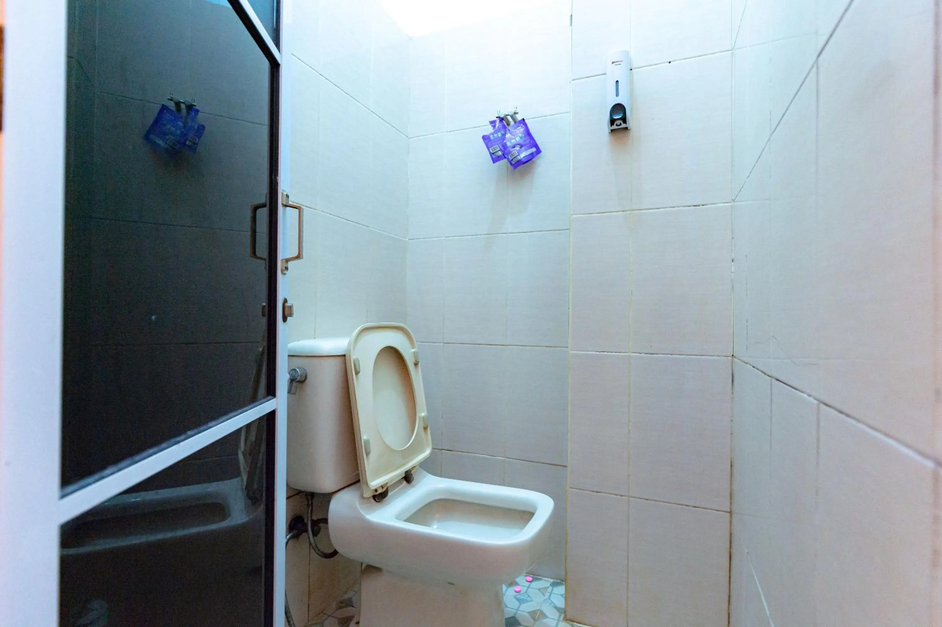 Bathroom in RedDoorz near Hang Nadim Batam Airport