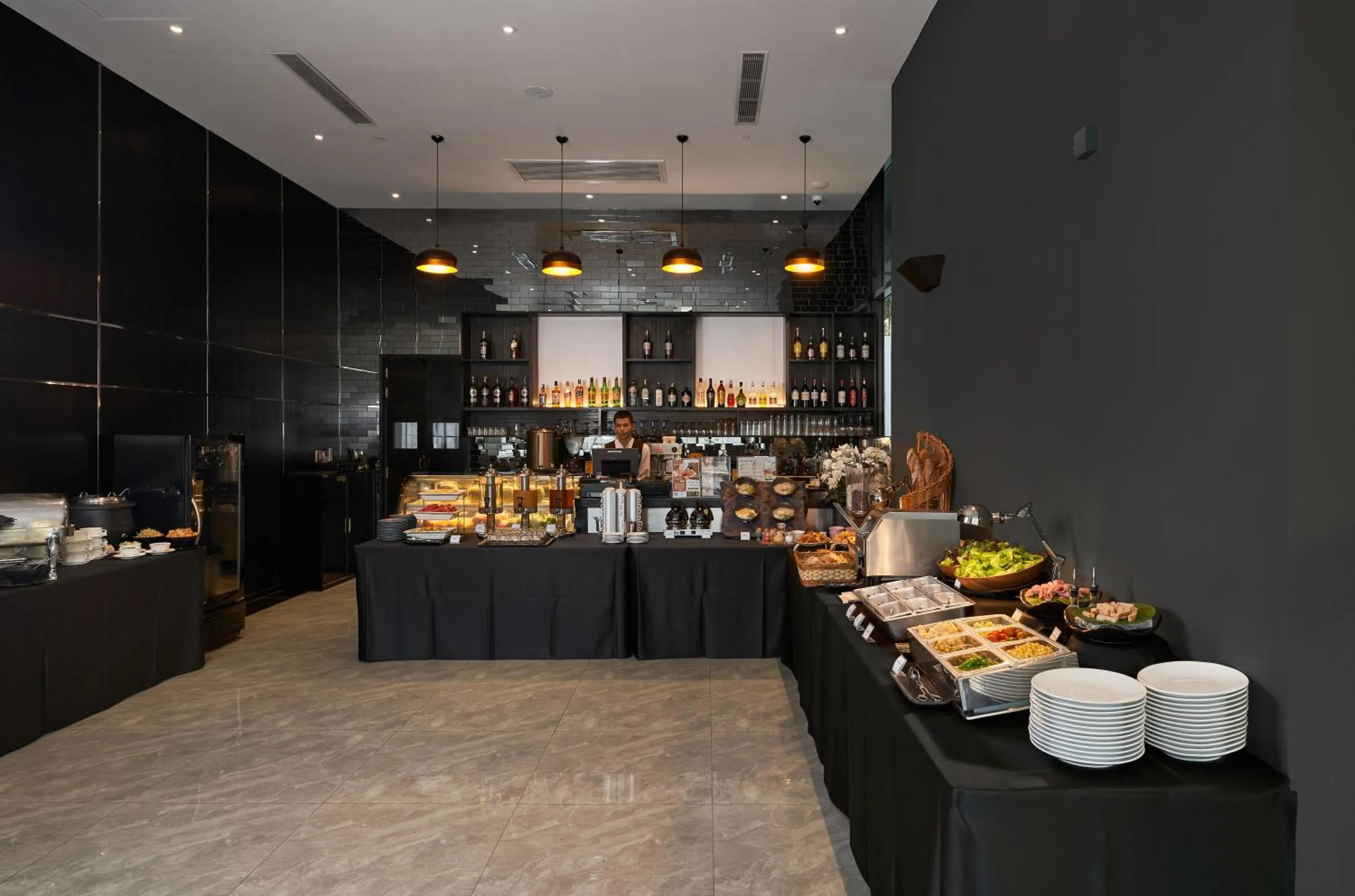 Restaurant/places to eat in Luxcity Hotel & Apartment