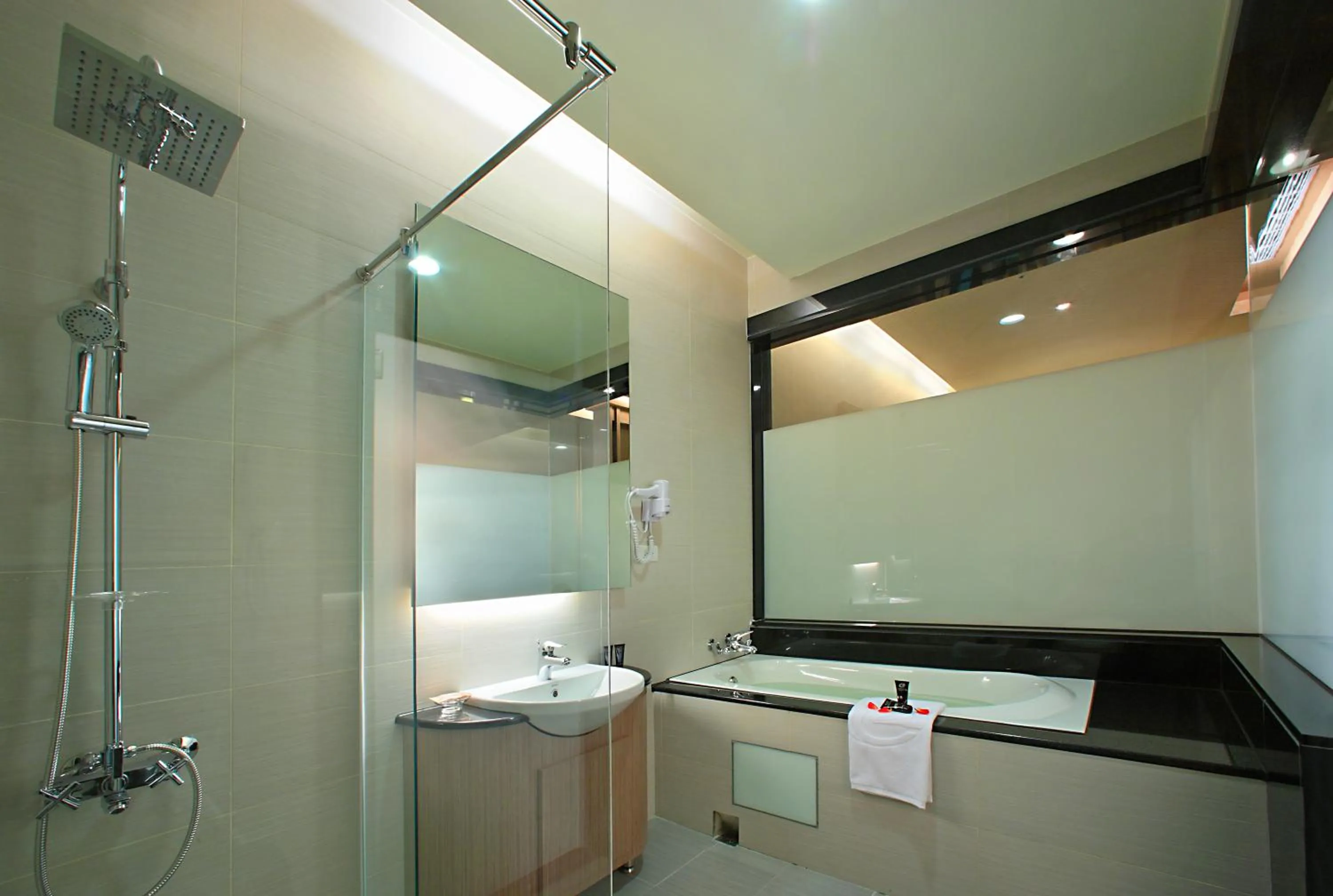 Shower in Shinkansen Grand Hotel