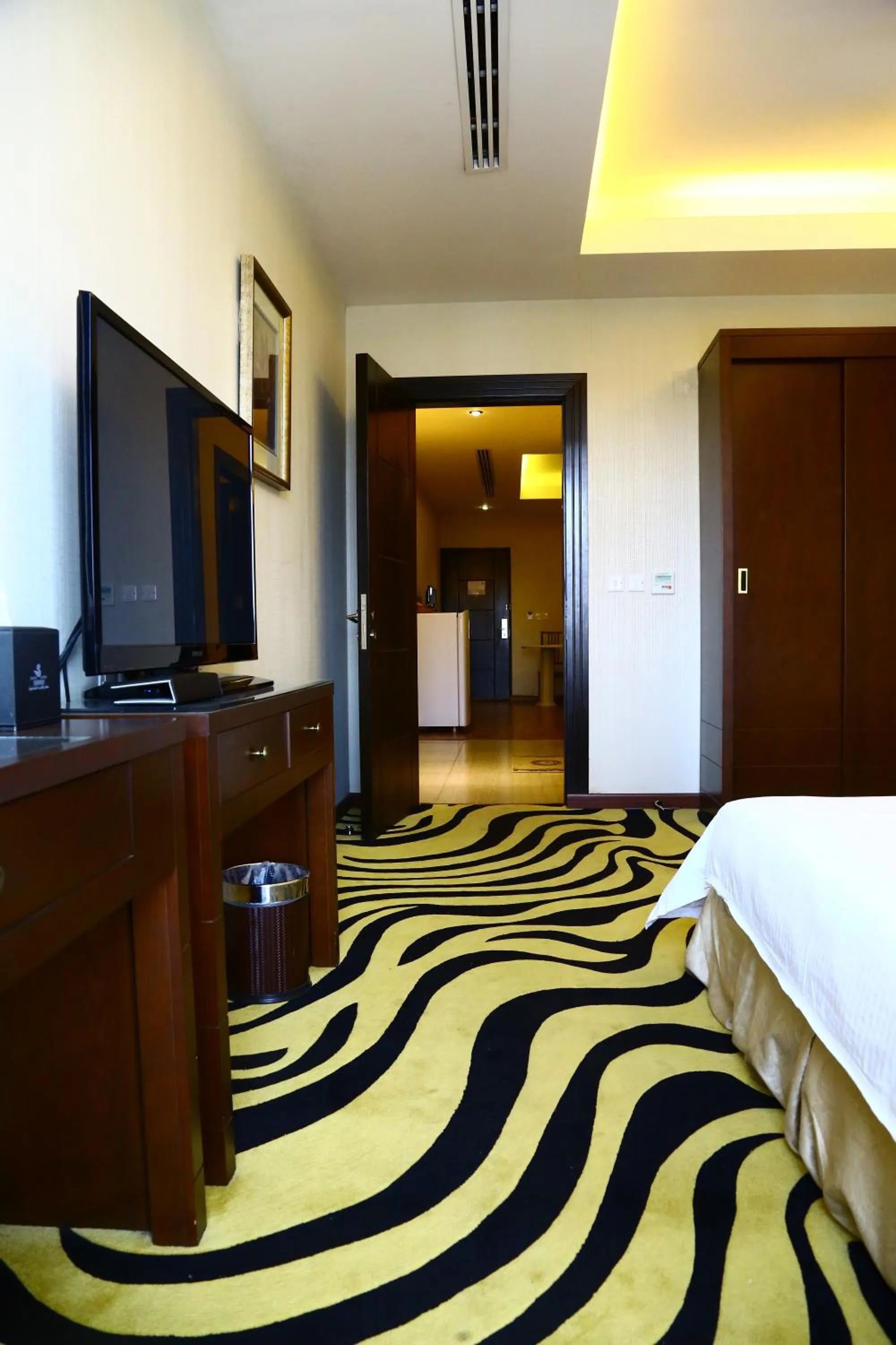 TV and multimedia, Bed in Sanam Hotel Suites - Riyadh