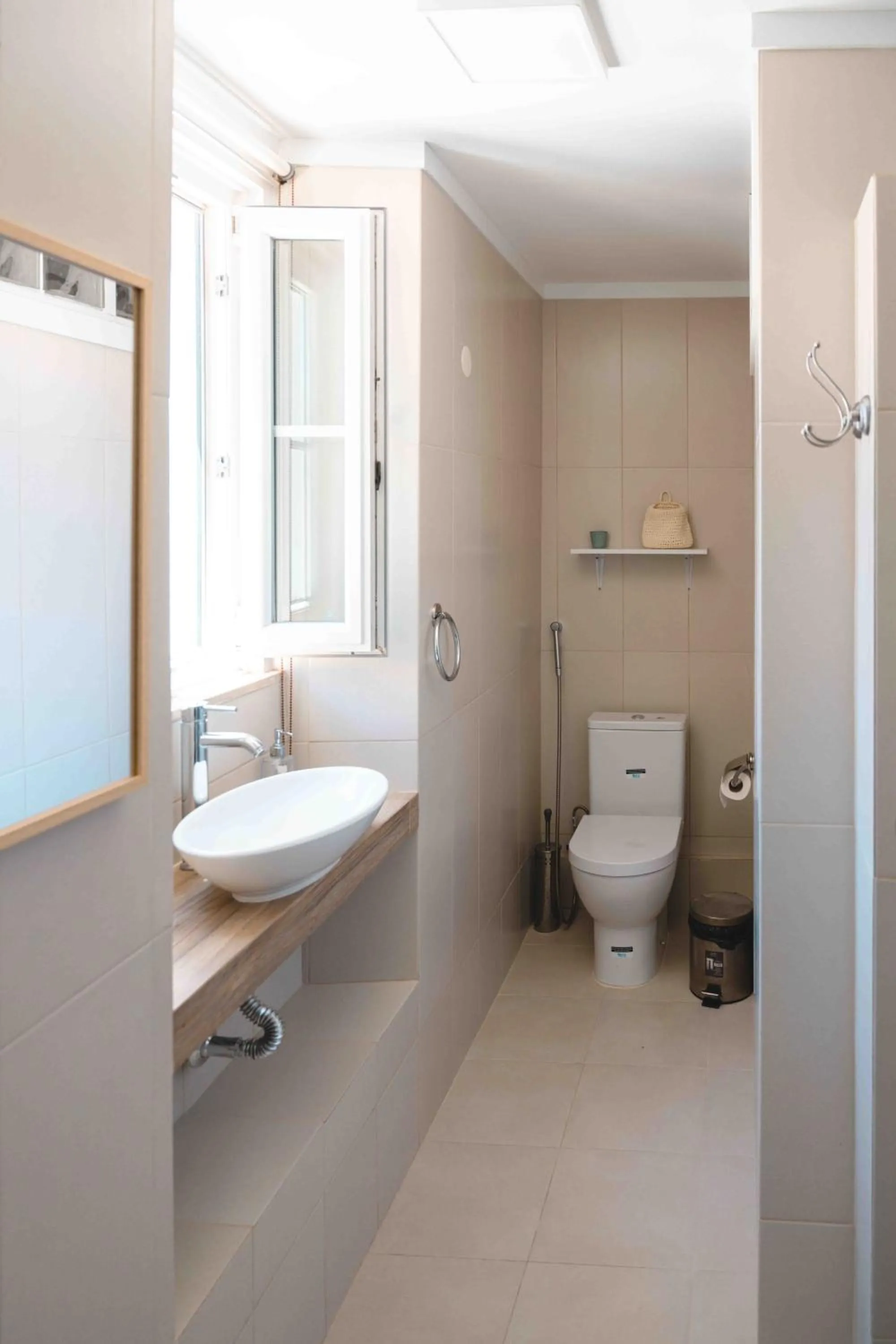 Toilet in Cascais Bay Hostel