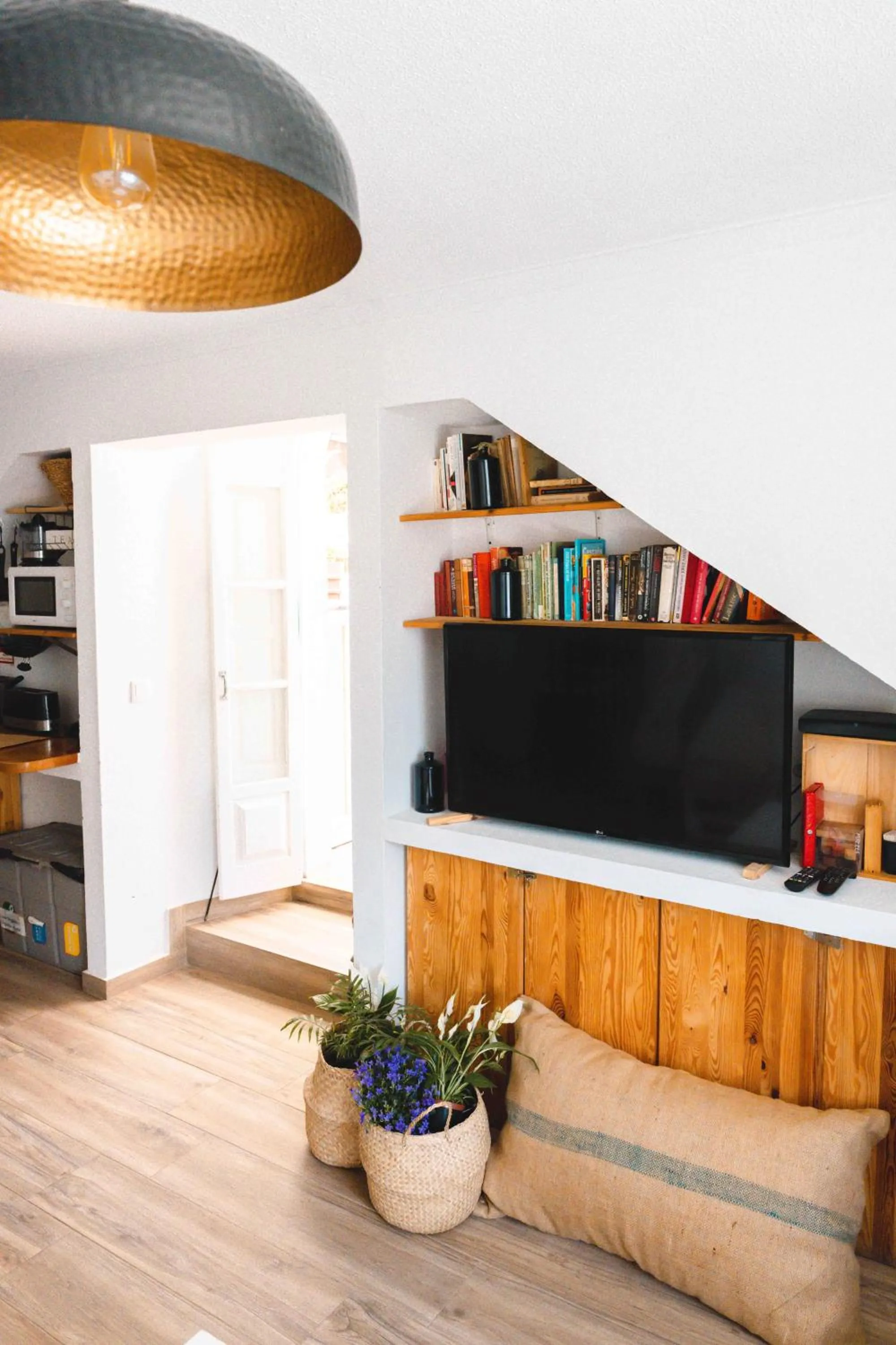 Communal lounge/ TV room in Cascais Bay Hostel