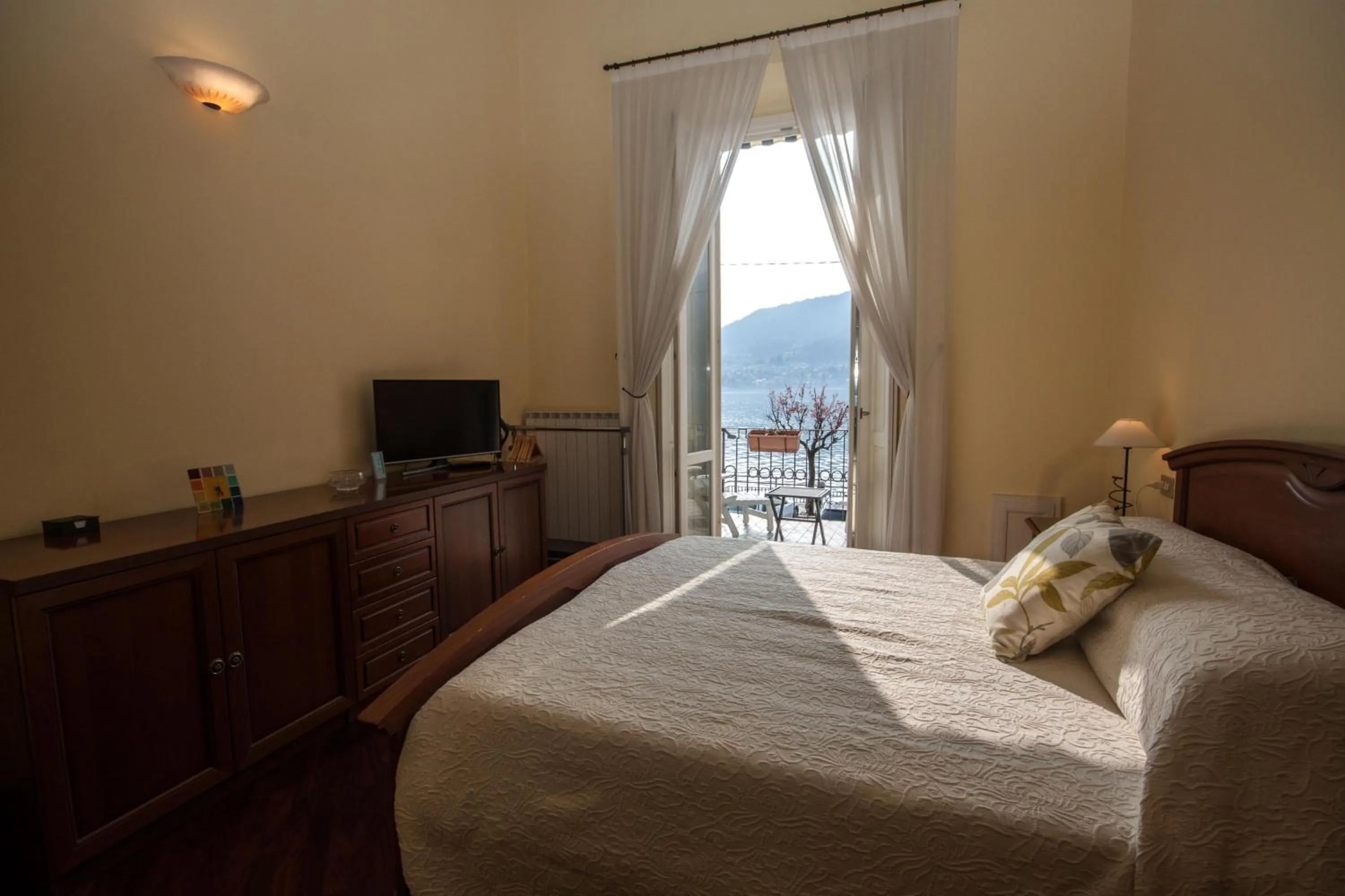 Property building, Bed in Tremezzo Bella Vista by LoveComo