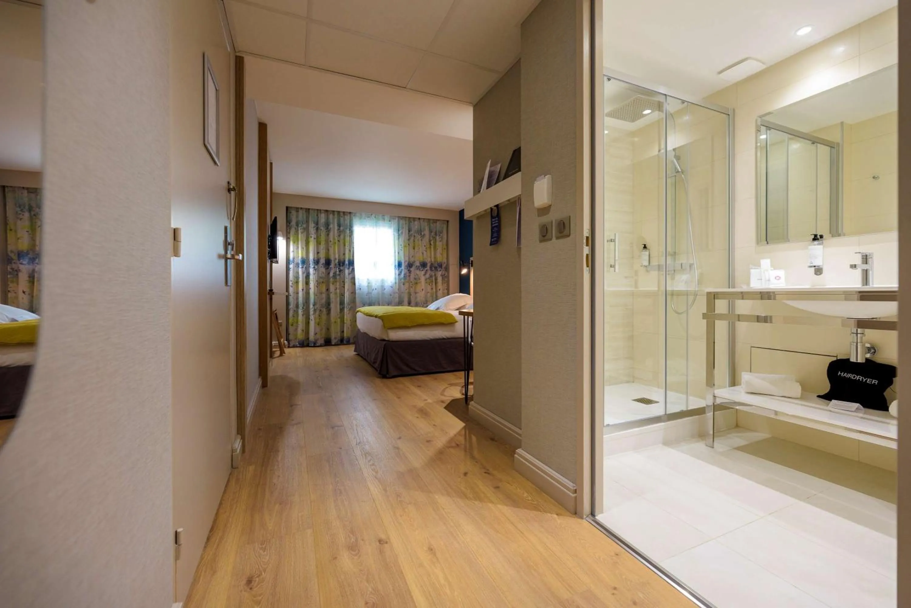 Bathroom, Bed in Best Western Montecristo-Bastia