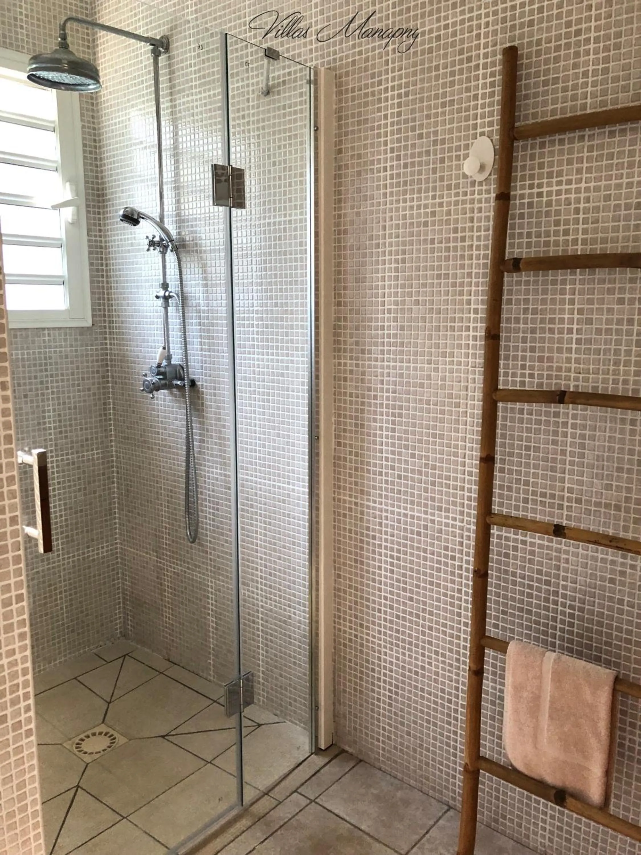 Shower in Villas Manapany