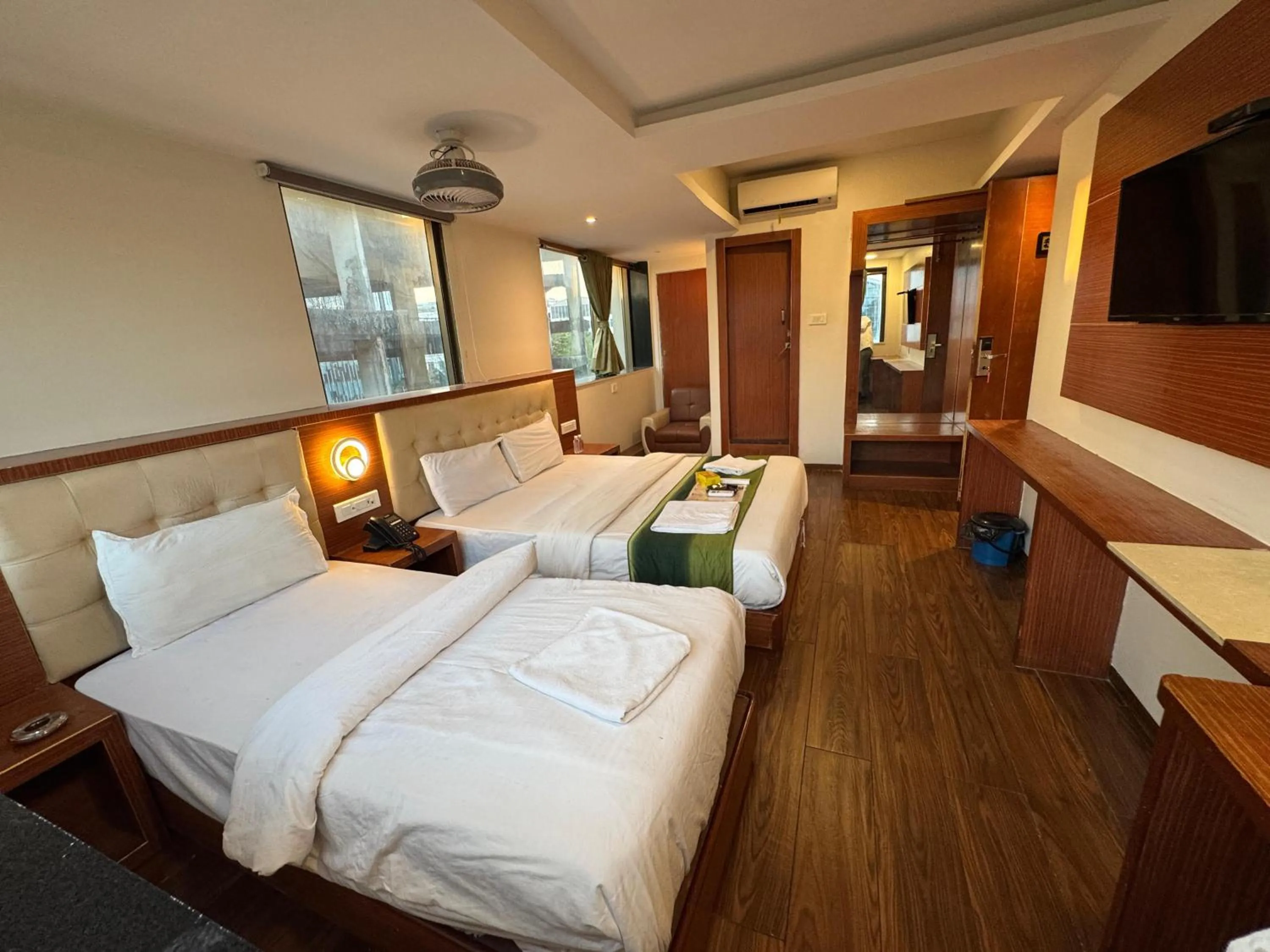 Bedroom, Bed in Aflon midc andheri east