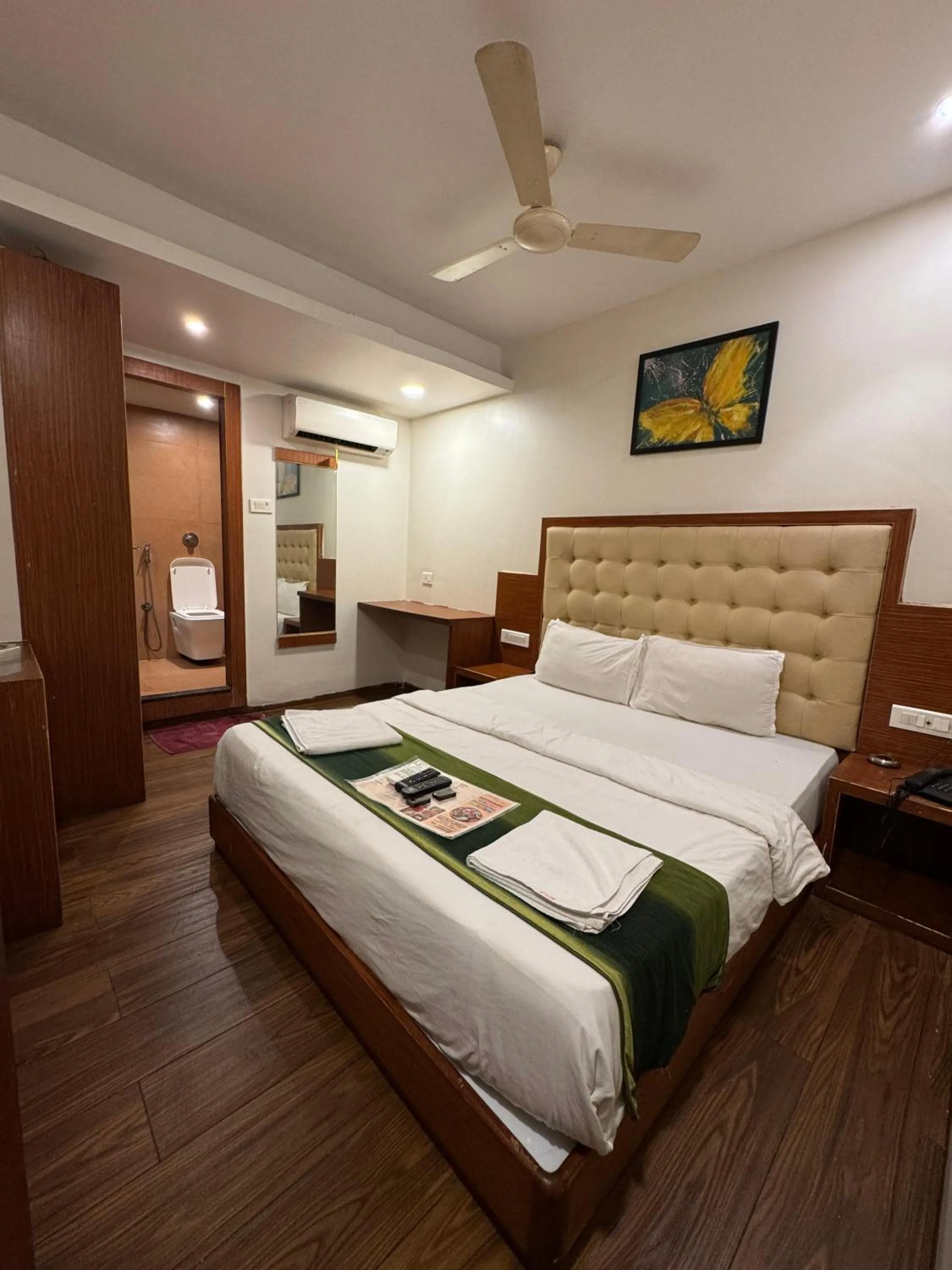 Bedroom, Bed in Aflon midc andheri east