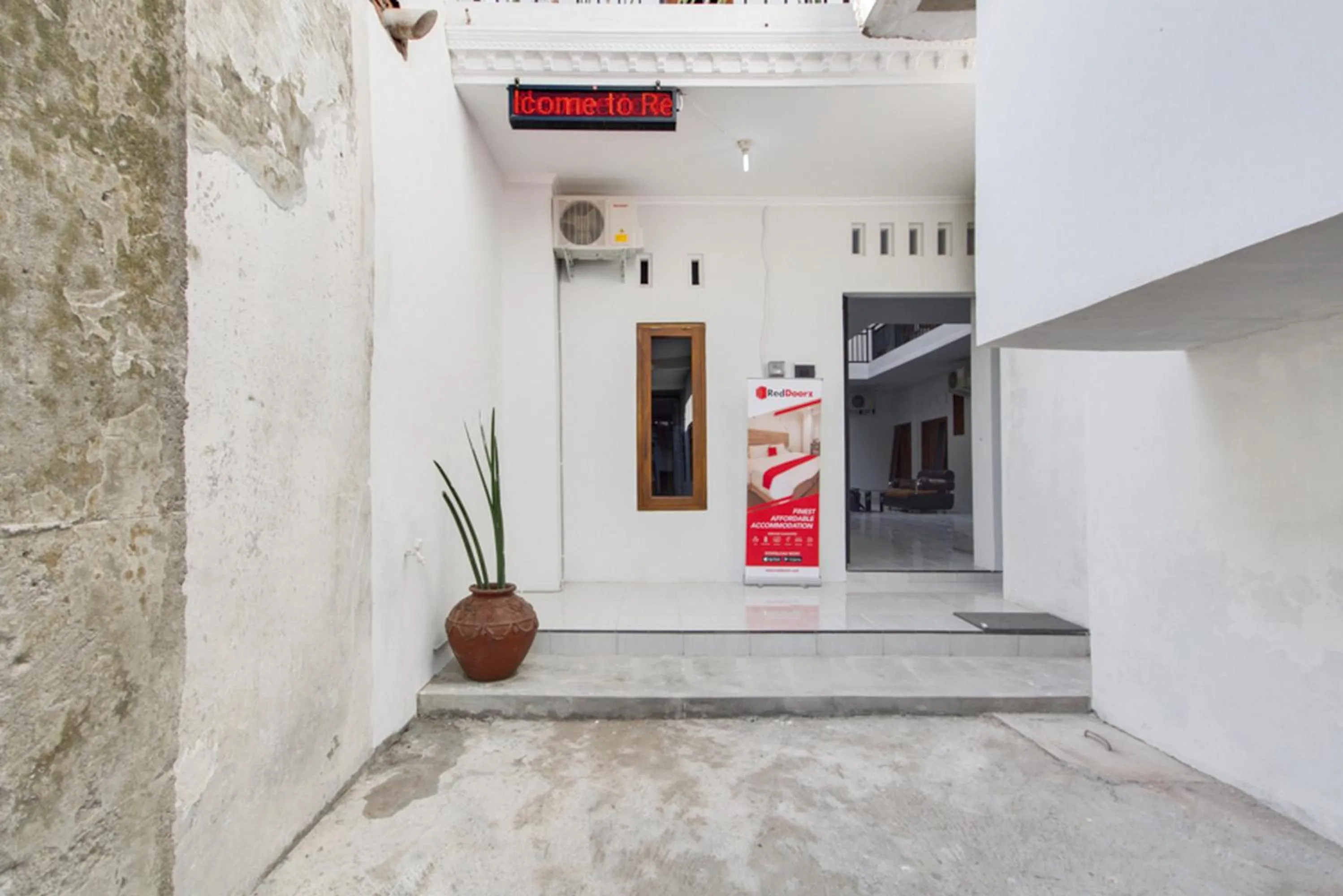 Property logo or sign in RedDoorz near Pascasarjana UGM 2