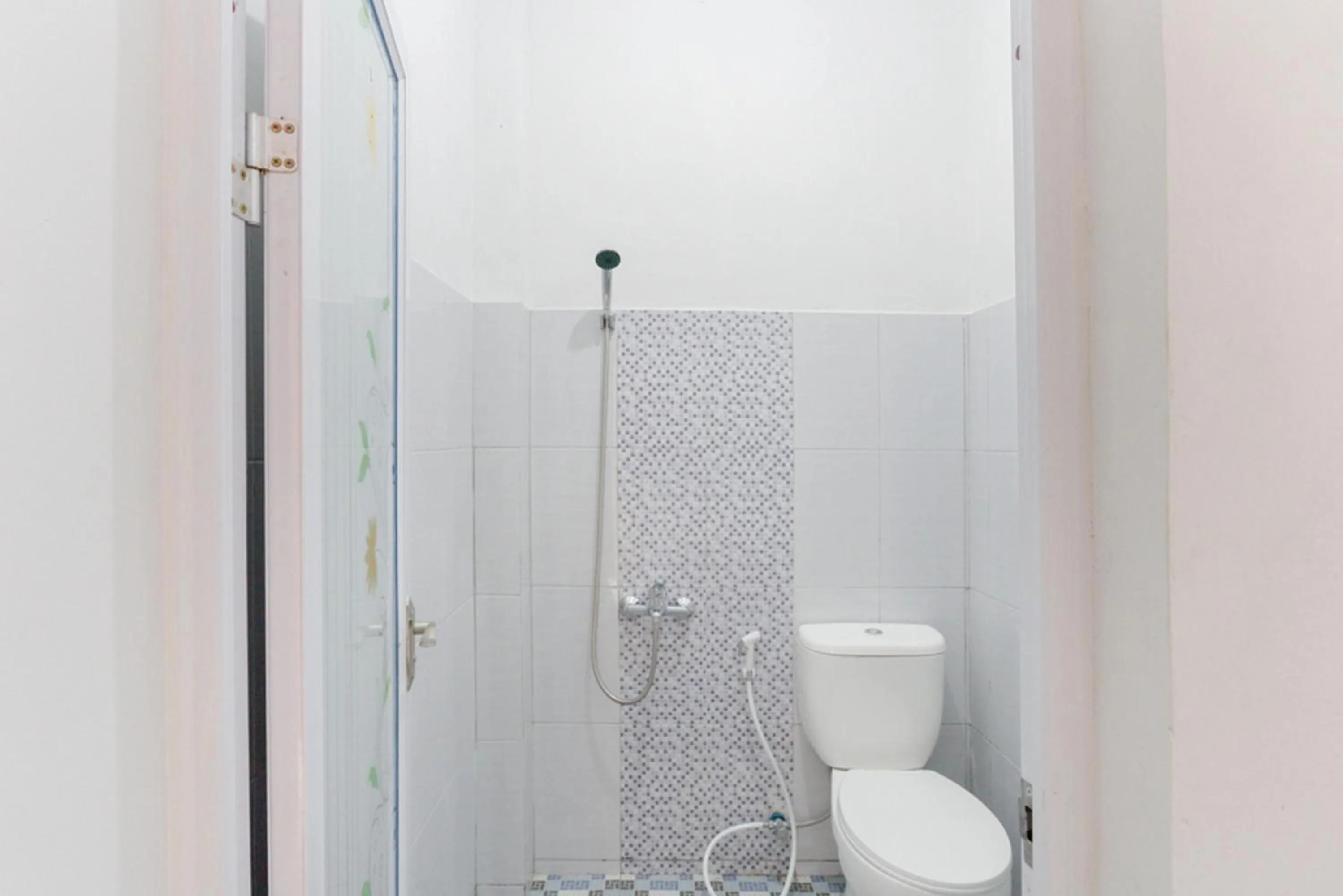 Bathroom in RedDoorz near Pascasarjana UGM 2