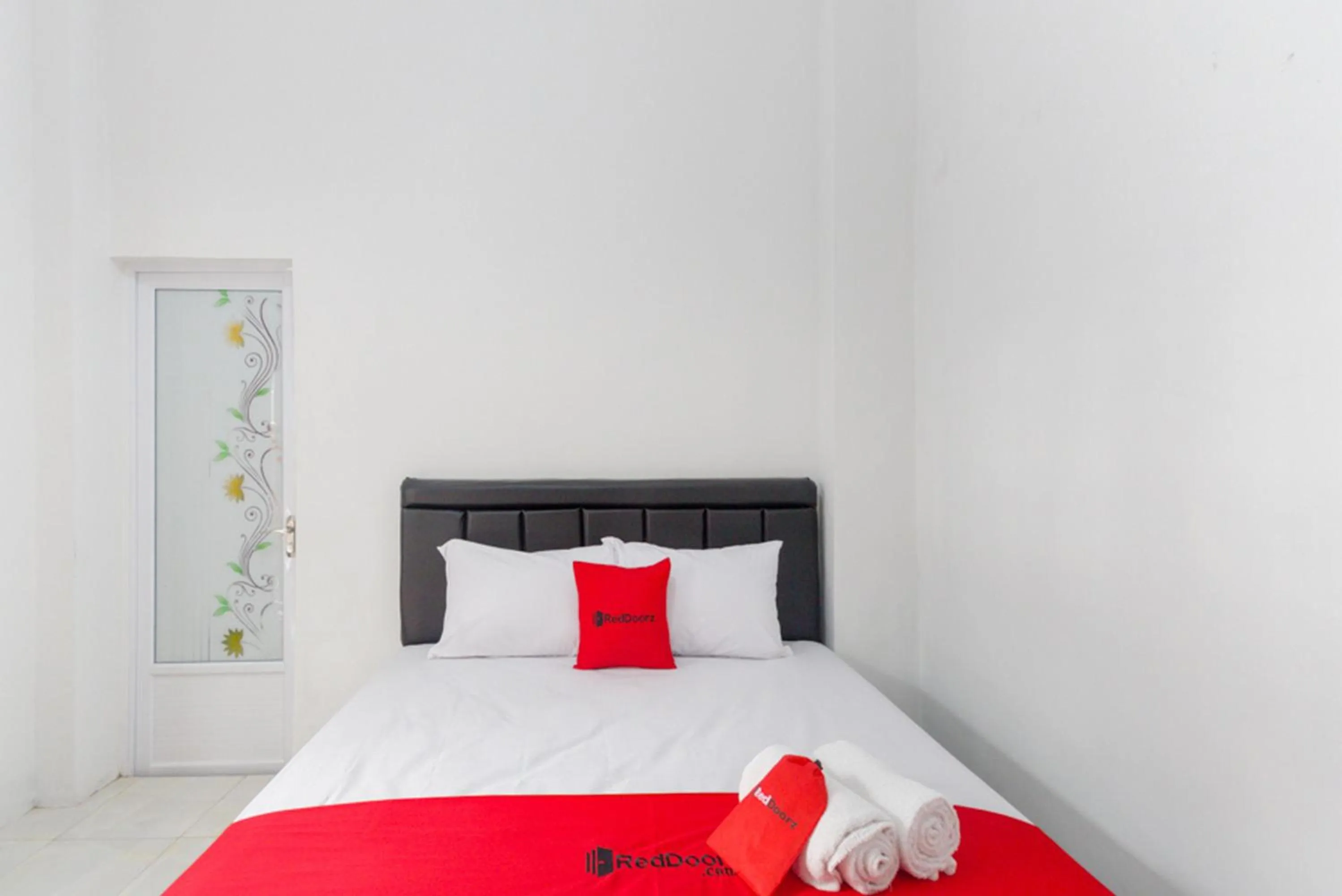 Bedroom, Bed in RedDoorz near Pascasarjana UGM 2