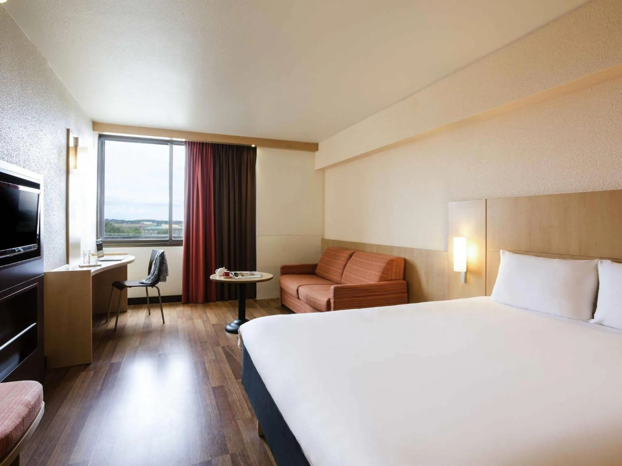 Bedroom, Bed in ibis Montpellier Centre Comedie