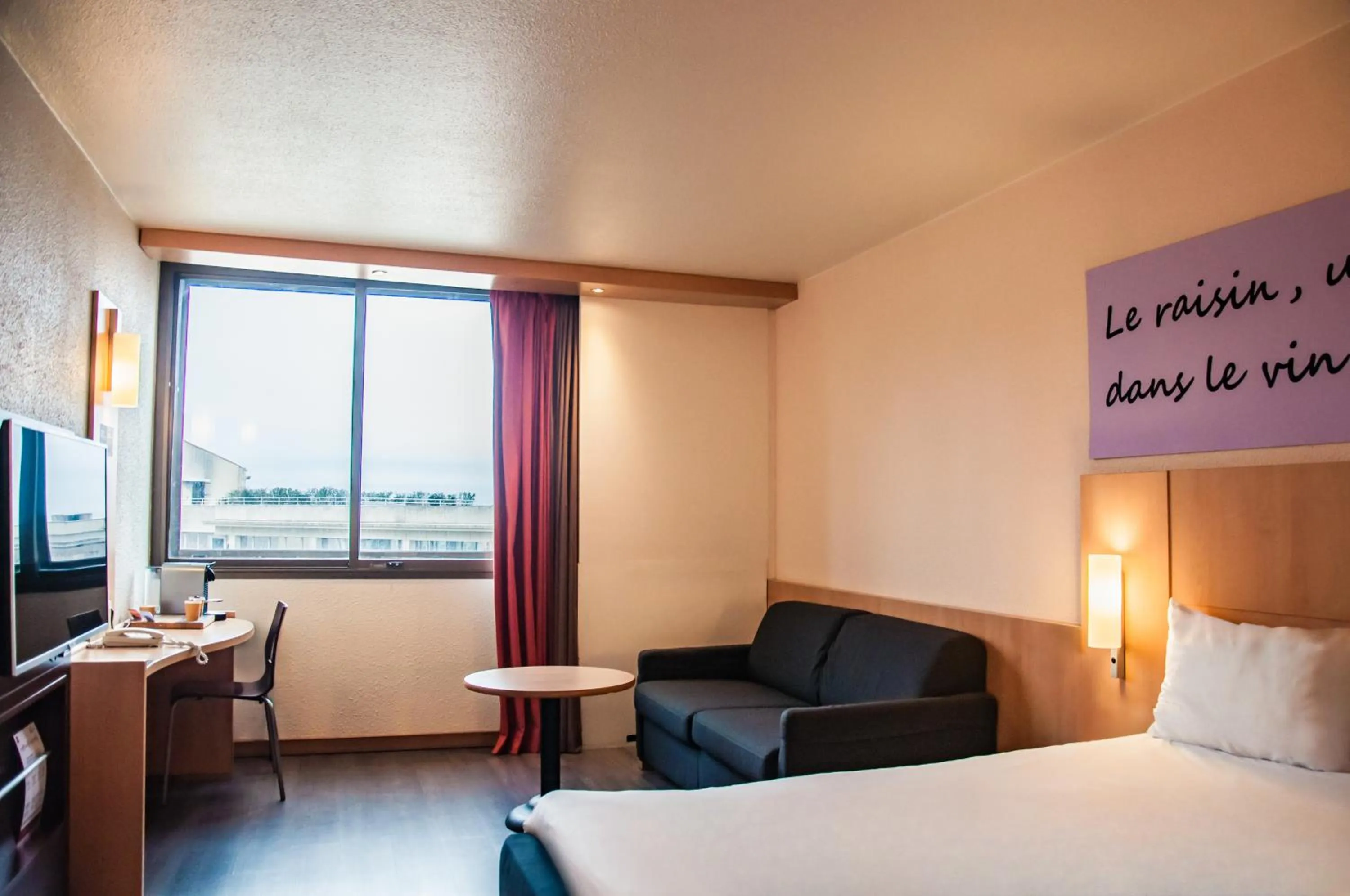 Coffee/tea facilities, Bed in ibis Montpellier Centre Comedie