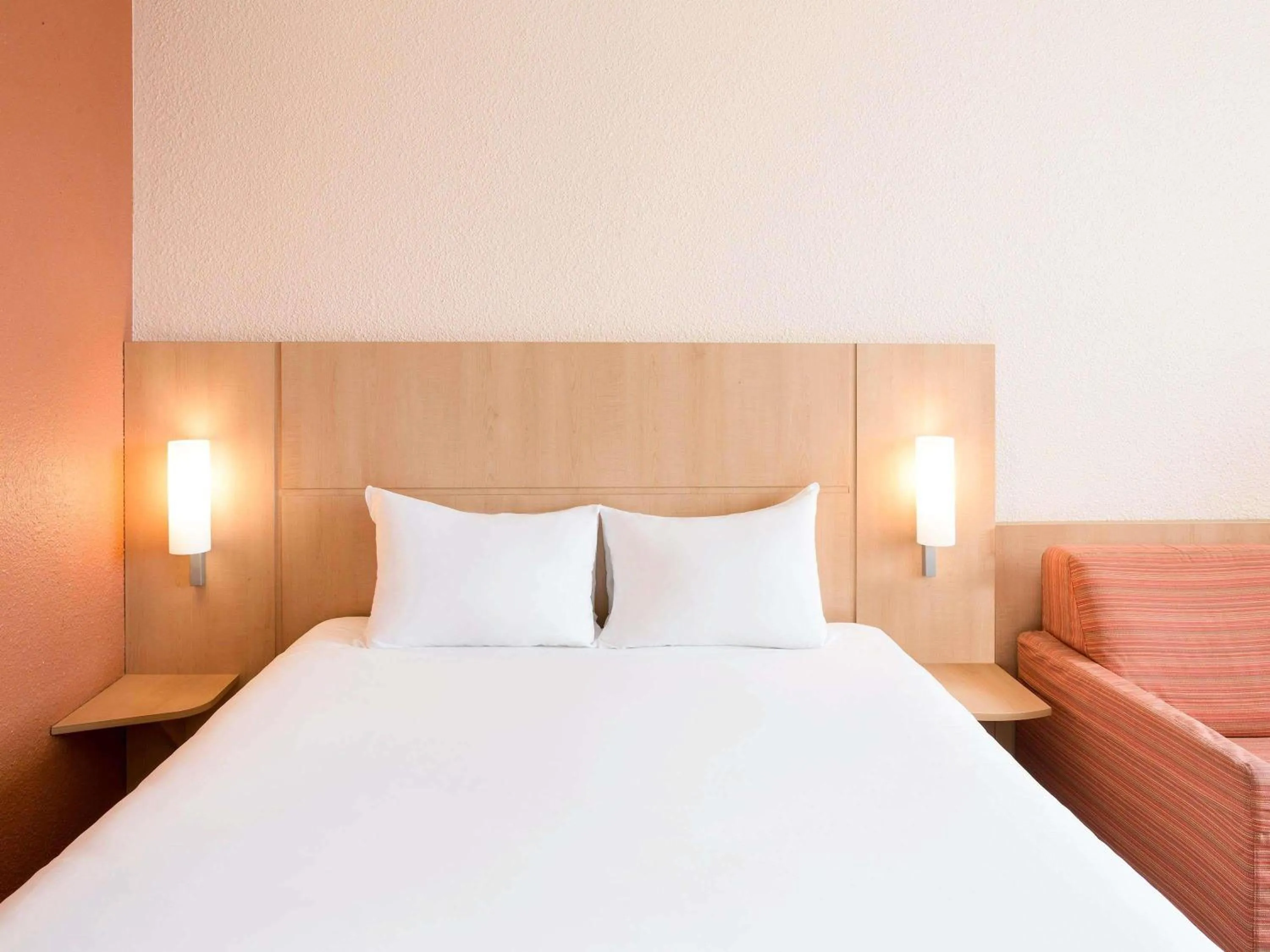 Bedroom, Bed in ibis Montpellier Centre Comedie