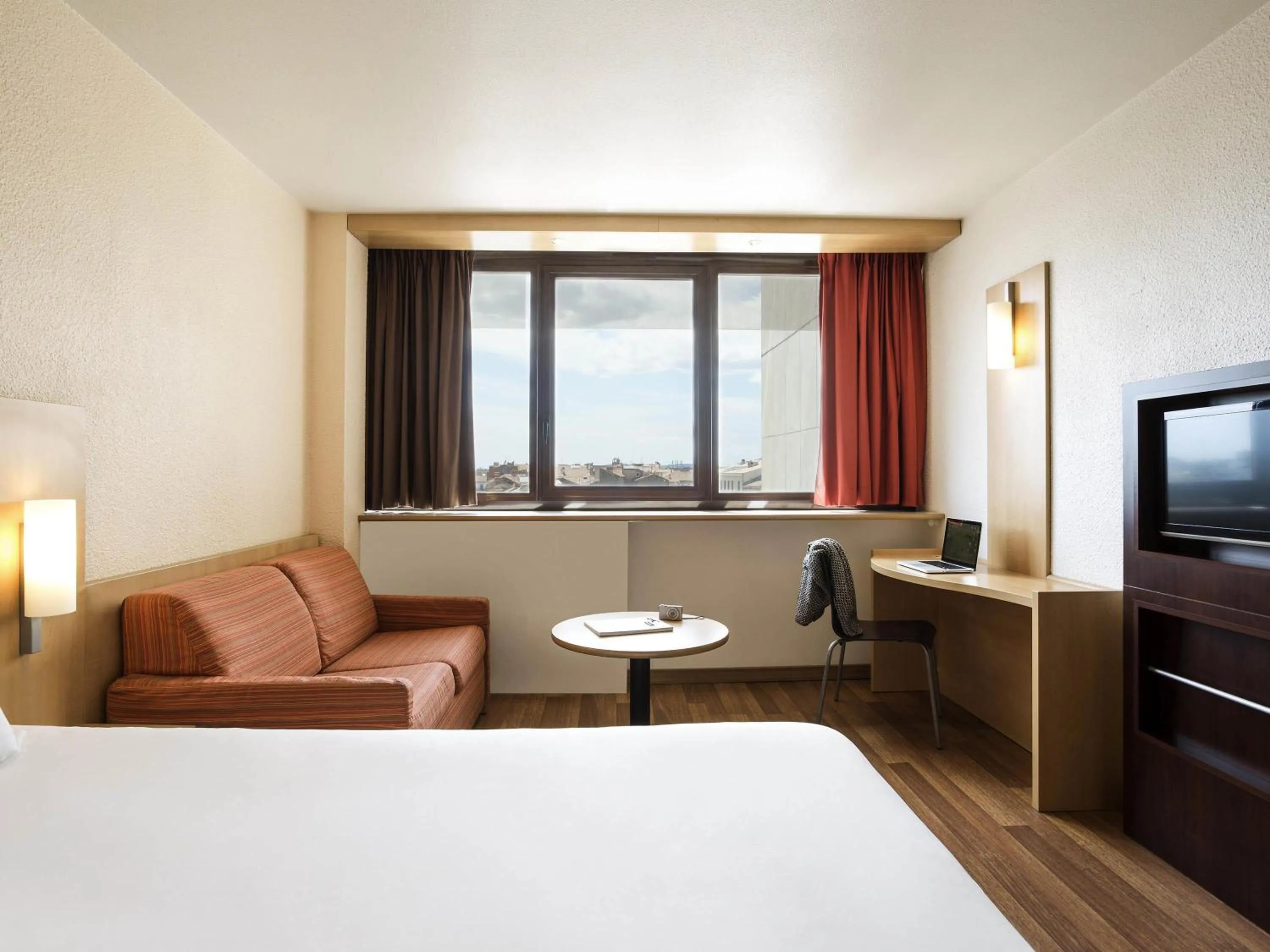 Bedroom, Bed in ibis Montpellier Centre Comedie