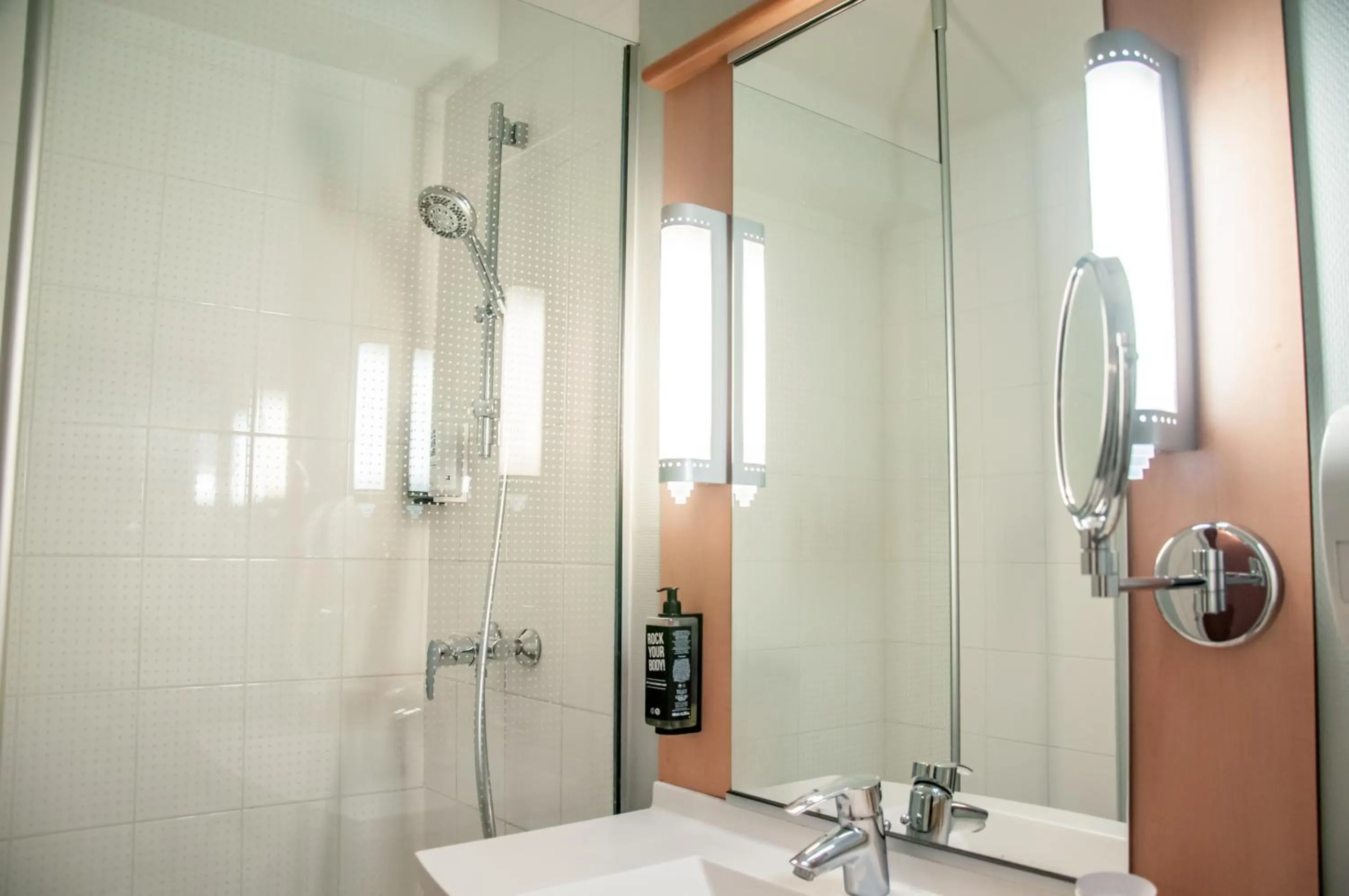 Shower in ibis Montpellier Centre Comedie