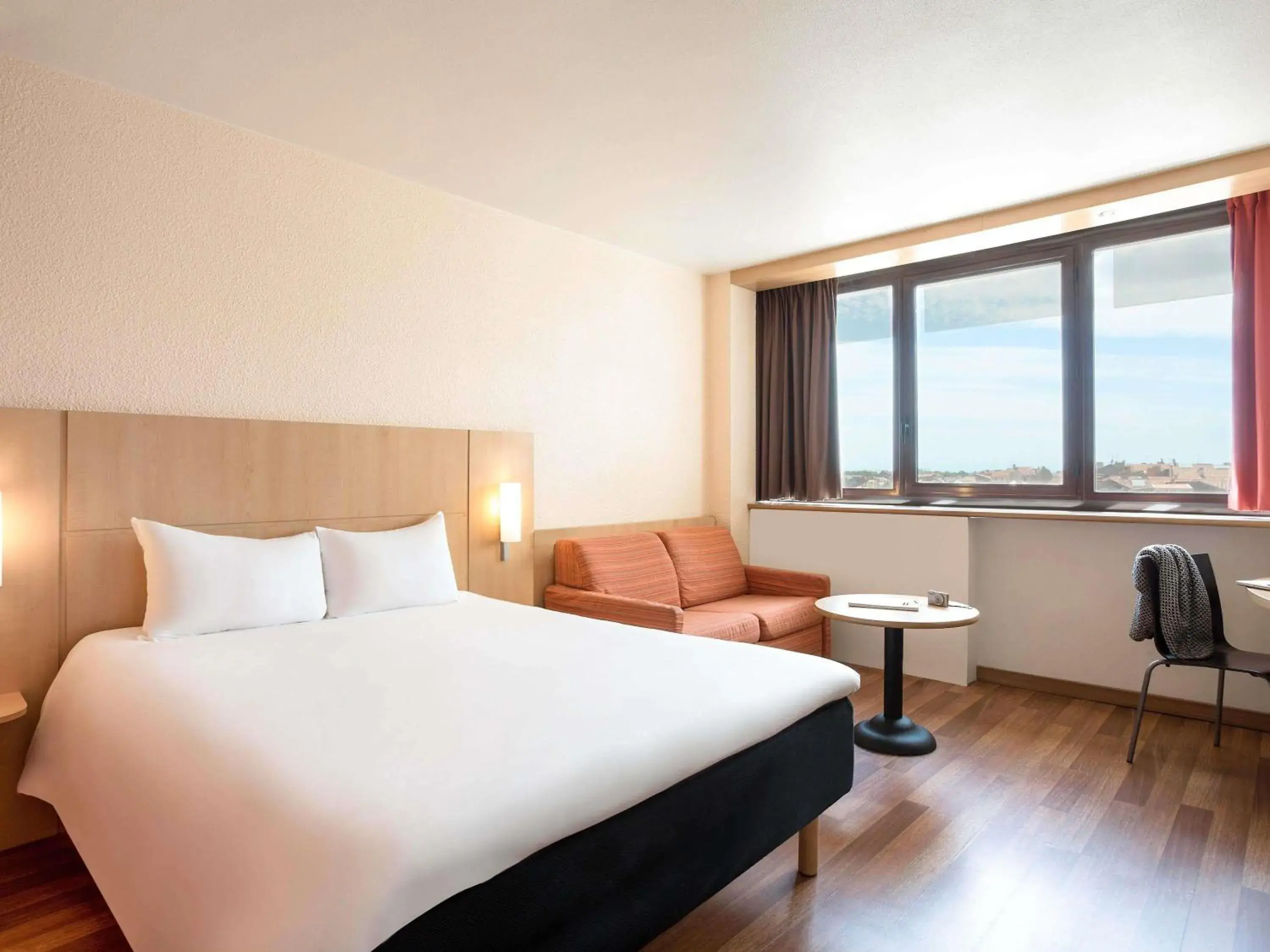 Standard Double Room with Sofa Bed in ibis Montpellier Centre Comedie Standard Double Room with Sofa Bed in ibis Montpellier Centre Comedie