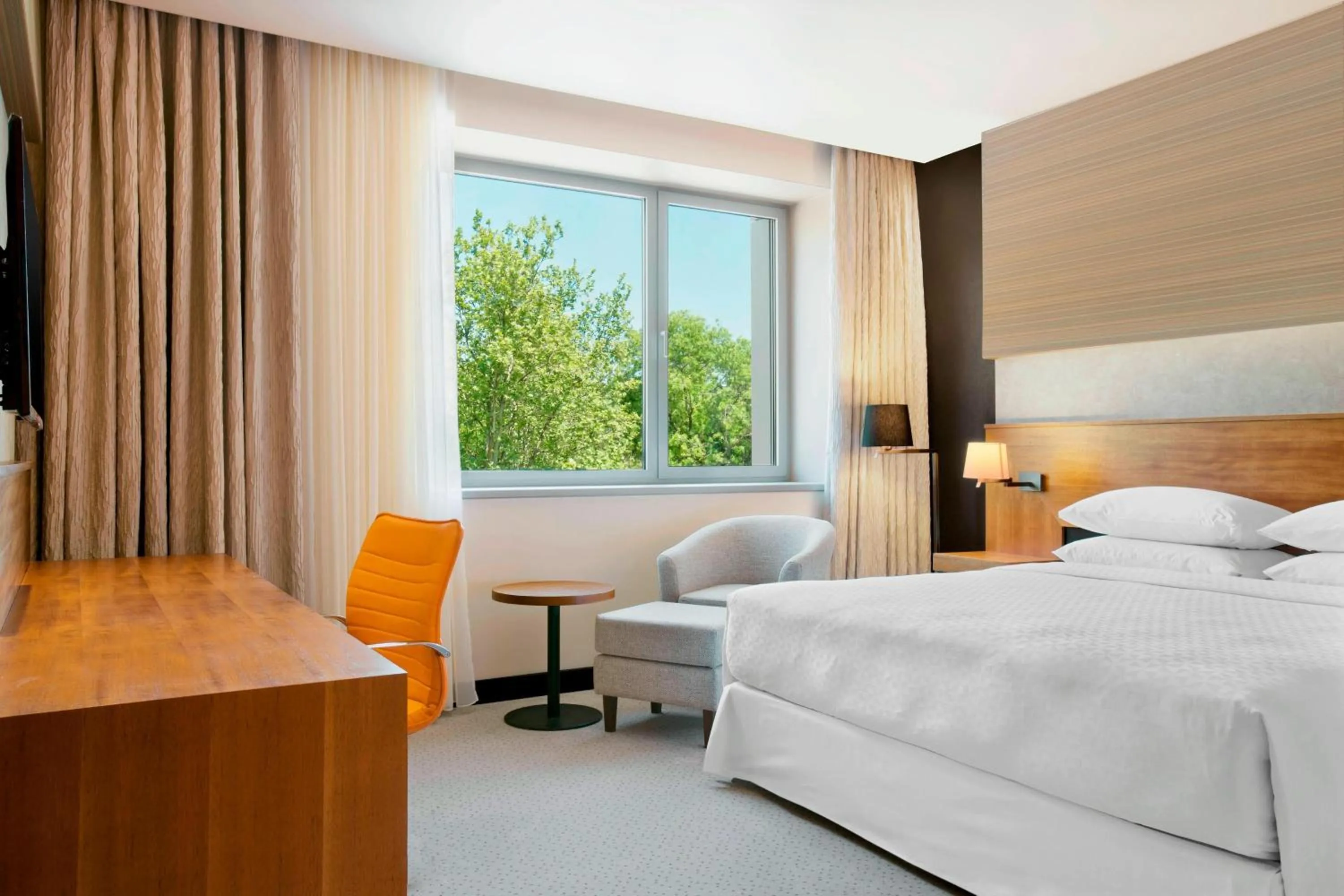 Photo of the whole room, Bed in Four Points by Sheraton Kecskemet Hotel and Conference Center