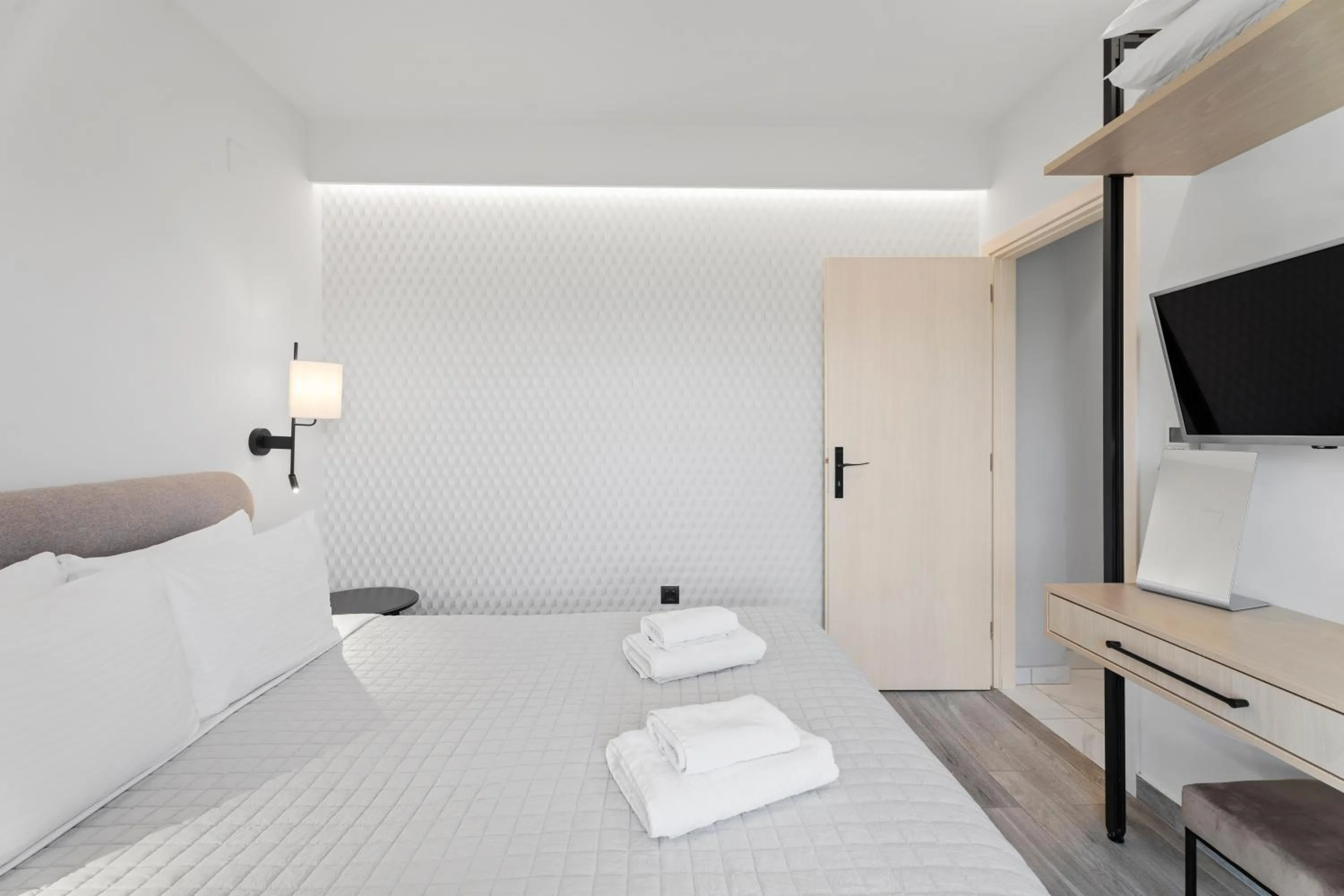 Communal lounge/ TV room, Bed in Frunze Luxury Apartments