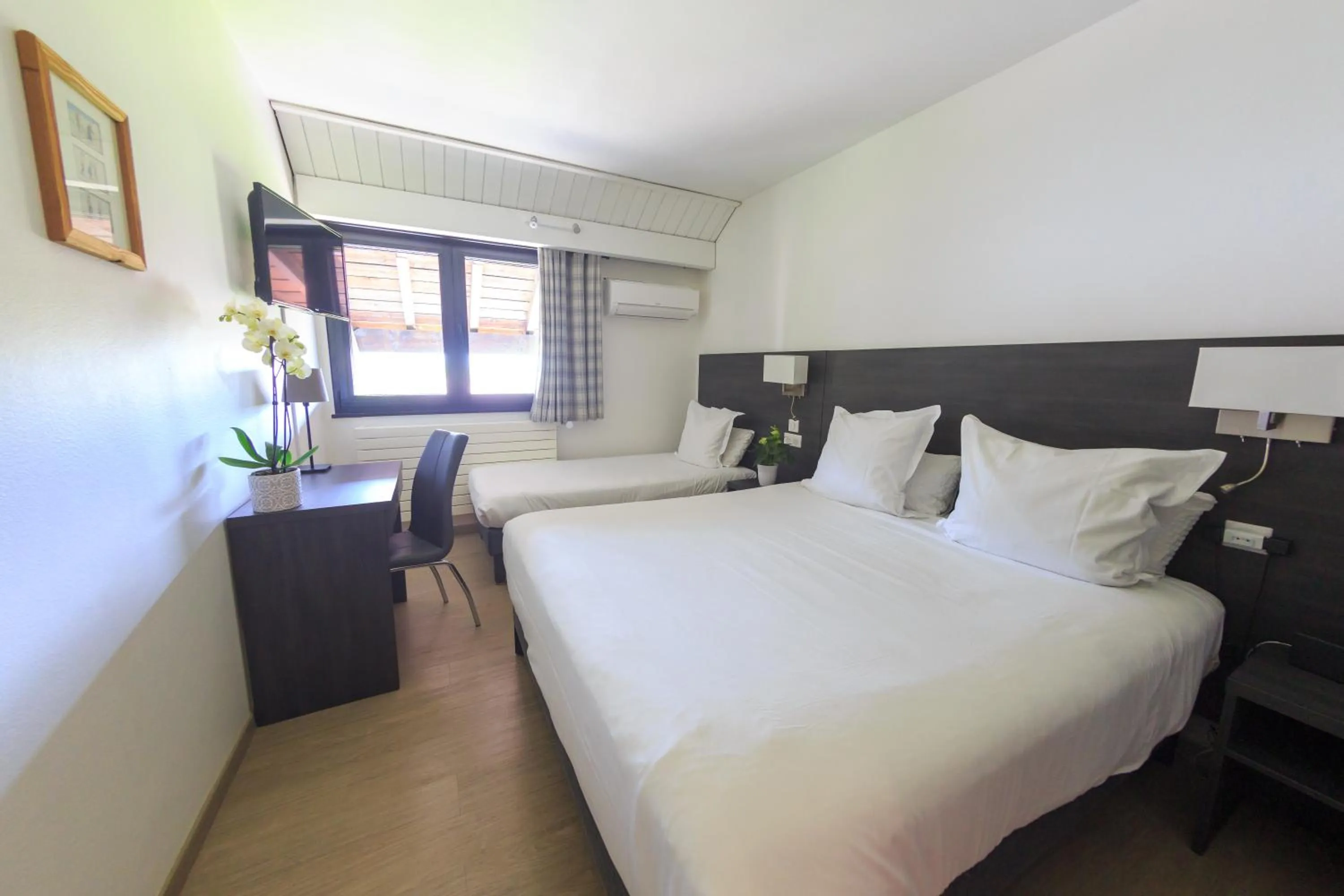 Photo of the whole room, Bed in Logis hôtel Annecy nord / Argonay